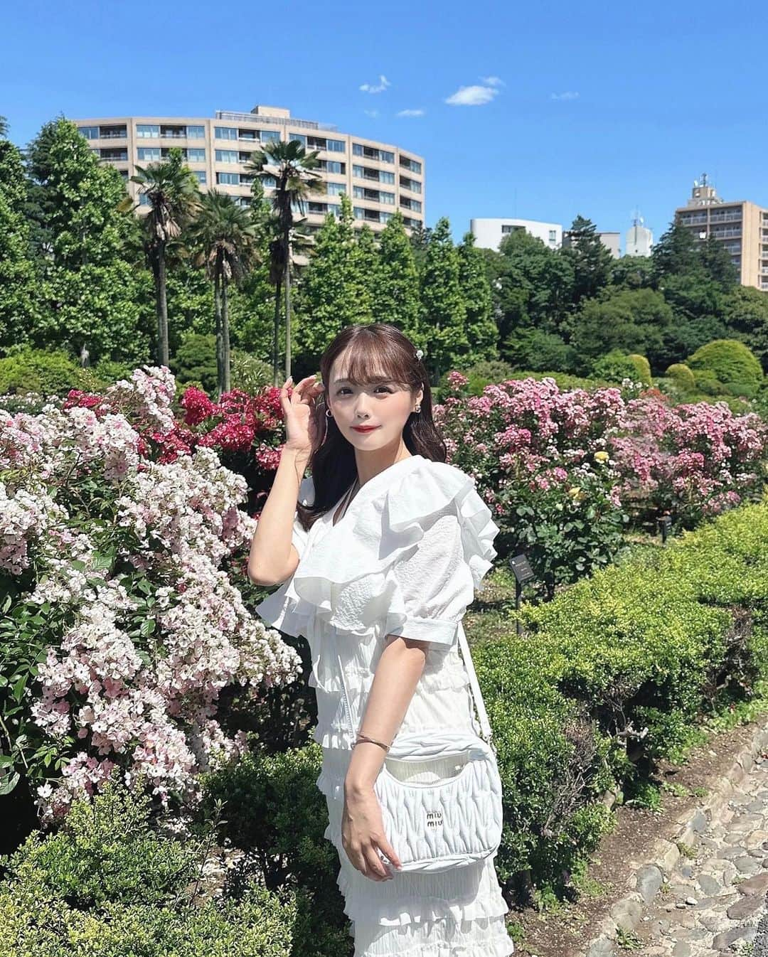 計良日向子（ひなひ）さんのインスタグラム写真 - (計良日向子（ひなひ）Instagram)「. 新宿御苑のバラ園🌹💞🤍 . . . 見頃は少し過ぎてたけど ギリギリバラ咲いてて綺麗だった🎀 今日行ってきたから、見に行く予定 ある方は早めの方がいいかもです🙆‍♀️ . . . 久しぶりに晴れていいお天気だった☀️ ただ風が強くて写真撮るの一苦労🤣 今日もたくさん歩き回った！！ . . . 👗ボレロ　@grl_official . 👗ワンピース　@sweemy_closet . 👜バッグ　@miumiu . 👡サンダル　@shein_japan . . . . #新宿御苑 #バラ園 #薔薇園 #お花畑 #お花畑コーデ #grl #グレイル #sweemycloset #miumiu #ミュウミュウ #shein購入品 #sheinコーデ」5月24日 22時26分 - kerahinako1105