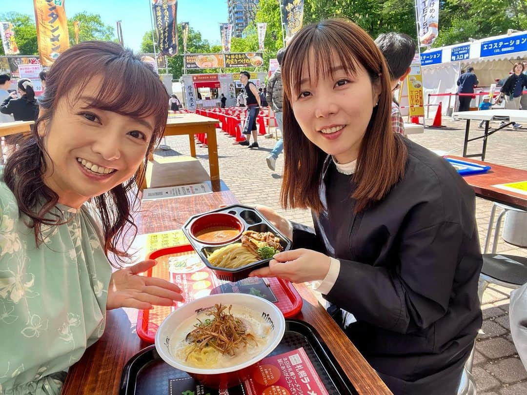 佐藤彩さんのインスタグラム写真 - (佐藤彩Instagram)「念願のライラック祭り✨ 札幌ラーメンショー🍜✨  気象予報士の星井さきさんと 仕事の後 昼間に思いっきり楽しんできました😊 早朝から勤務の特権！笑  最高の午後のひととき🥹💕  #ライラック祭り #札幌 #道産ワイン #ラーメンショー #豆乳牡蠣ラーメン  #魚介豚骨つけ麺 #日本ラーメン検定 #初級 #ラーメニスト #大通公園 #ライラック #満開」5月24日 22時26分 - hbc_ayasato