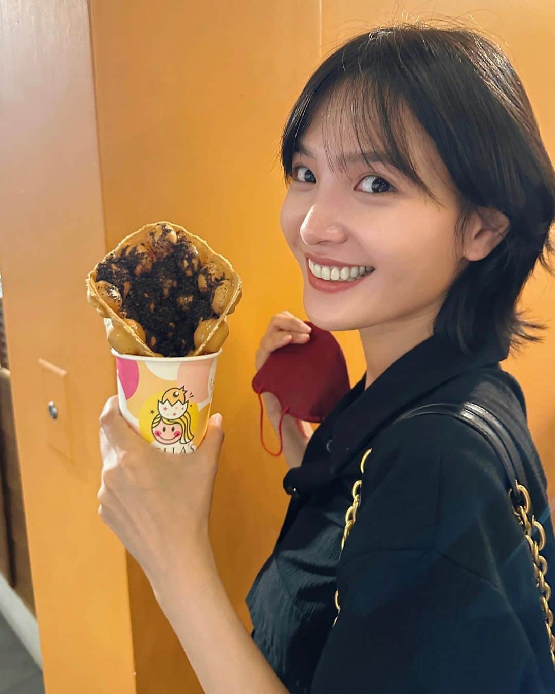 吳子霏（Ellen Wu）のインスタグラム：「⁡ 煩惱啊壓力啊 或是什麼狗屁倒灶的事情 有時候會莫名的發生 ⁡ 那就直球對決吧 放在那邊也不會自動清除 ⁡ 我們就和好笑的朋友吐露心聲 去吃現在腦袋裡想到的第一個食物 如果想唱歌現在就去開包廂 或是回到家馬上開一瓶啤酒 然後一定要發出「啊～嘶」好喝的聲音 最後去沖個澡 讓水的能量沖去你一身的煩惱 上床睡個好覺 ⁡ 你會發現 其實我們是有選擇的 事情的本身沒有好壞 是遇到事情的我們賦予它為好事或壞事 ⁡ 只要我們還有健康的身體 感謝還有健康的身體 可以去對抗那些麻煩的怪物 像遊戲關卡一樣 拿一座獎盃獲得滿血回歸 ⁡ 你就是人生最棒的玩家 不用相信 因為你就是 ⁡ #ellen12say」