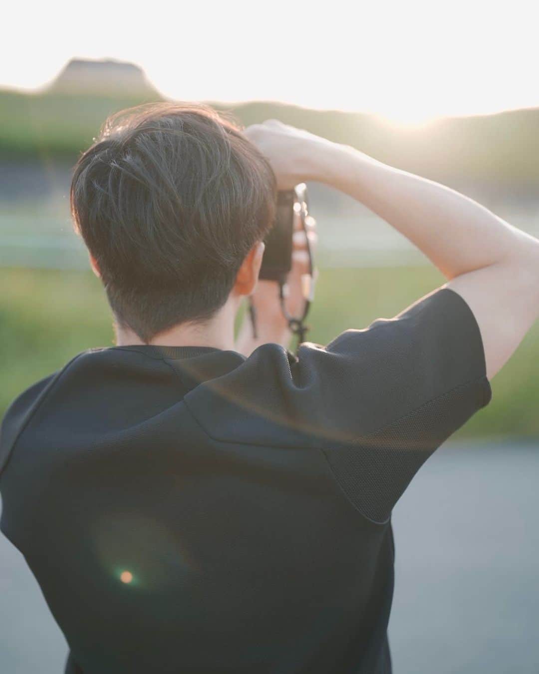 斎藤佑樹のインスタグラム：「⁡ 一人の選手として挑んだあの夏の舞台から17年。 第105回全国高校野球選手権記念大会のポスターを カメラマンとして撮影させていただきました。 もともとは現役時代に怪我からの回復を模索する中で フォームを撮影するために使っていたカメラ。 それがいつしか、がんばる人の姿を おさめる楽しさも知ることに繋がり このような形で高校野球に関われる日が来るとは 想像もしていませんでした。 ⁡ 高校球児のひたむきなエネルギーを感じ 見ていて胸が熱くなる。 そんなポスターになればとても嬉しいです。 ⁡ ⁡ ⁡ ⁡ ⁡ ⁡ #高校野球 #全国高校野球選手権記念大会 #2023甲子園 #さぁ行こう僕らの夢へ」