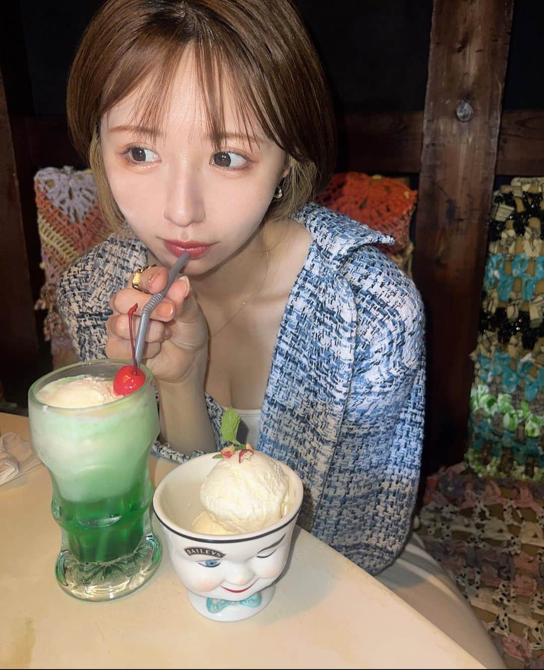 駒井まちのインスタグラム：「身体冷やしたらダメだよ、って言われた直後🍨  #一番好きなアイスは #雪見だいふく」