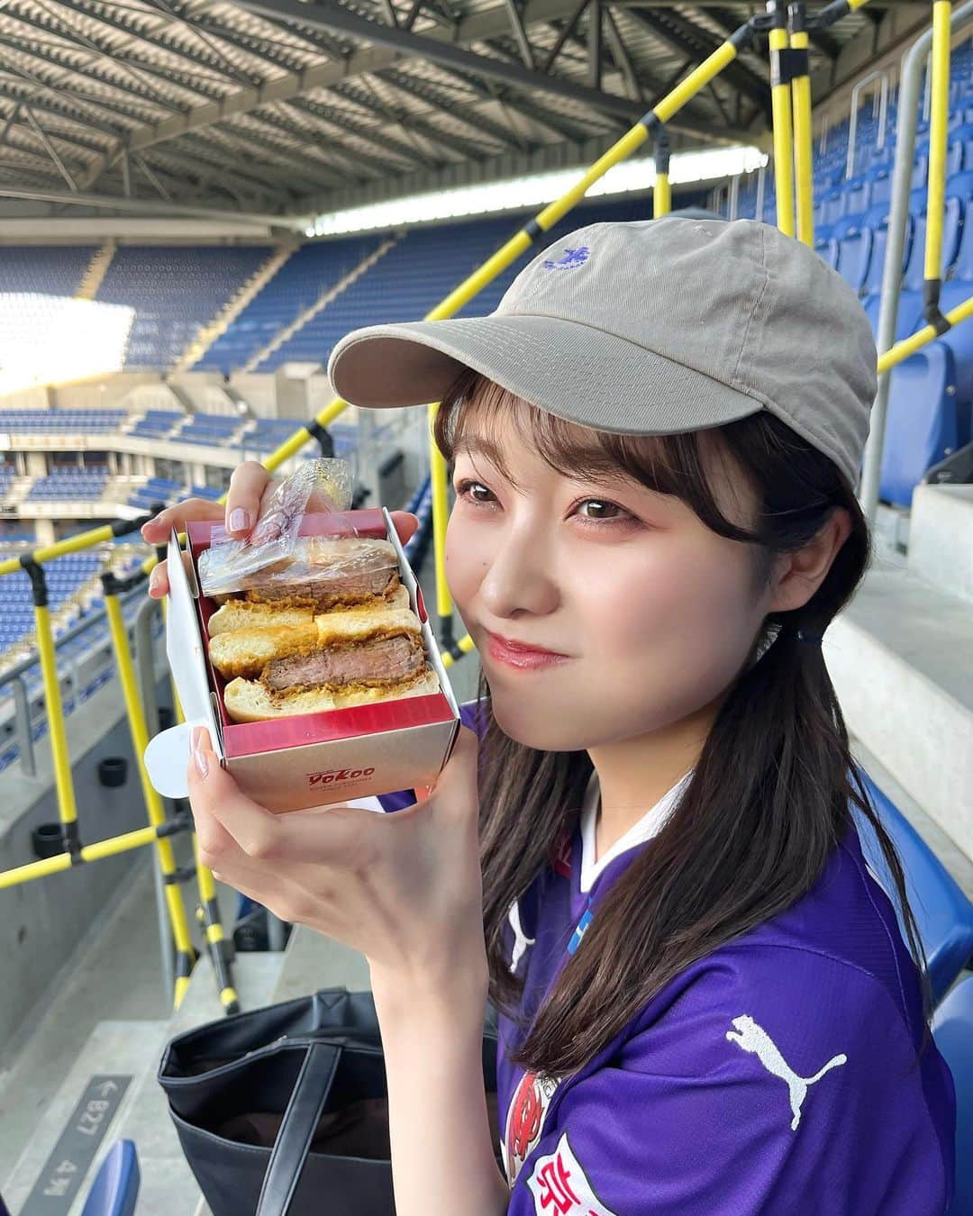 志賀可奈子さんのインスタグラム写真 - (志賀可奈子Instagram)「今日は美味しいもの食べて試合に勝って、ほくほくした気持ちで帰るというなんともいい日でした♨️  まだ平日の折り返しやけど頑張ろうって思えた🥺💪🏻  今日の勝利でサンガはグループ首位！ このままカップ戦もリーグ戦も勢いに乗りたいですね✊🏻  みなさんお疲れ様でした！🌙  #京都サンガ #ガンバ大阪 #Jリーグ #ルヴァンカップ」5月24日 22時30分 - kanapan_ya