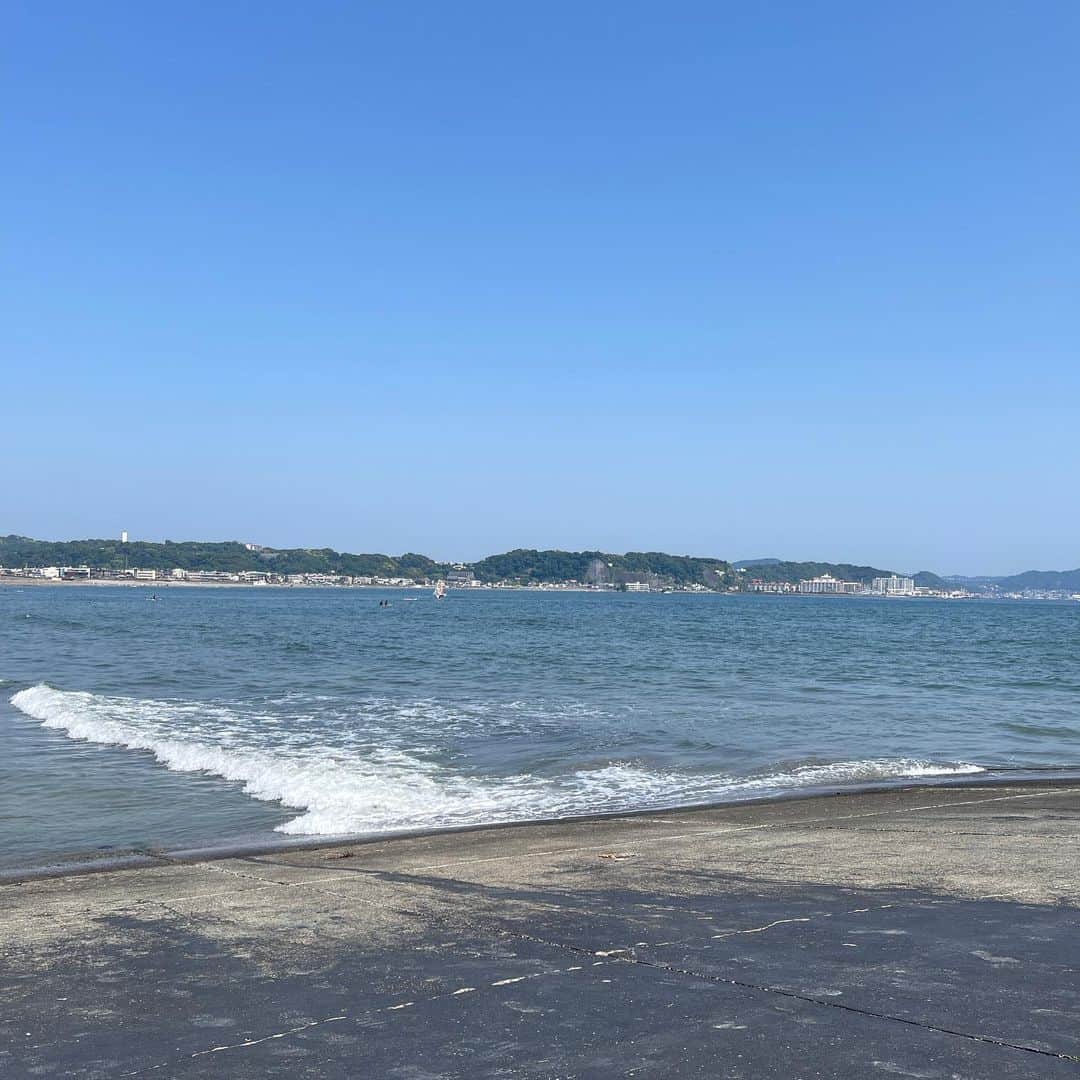 梅宮万紗子さんのインスタグラム写真 - (梅宮万紗子Instagram)「鎌倉の海岸をお散歩。  ウィンドサーフィンをしてる人もサーフィンする人もたくさんいて。 日焼けを嫌って海を楽しんでいなかった自分は色んなことを最初から諦めていたのかも。  本当は地元なのにね。  スラムダンクの影響とスマホで、思ったより観光客が増えていた。  きっとこの夏はコロナの心配もなくなって、賑わうのだろうな。  何か、巻き返しをしないといけない気持ちに。  #鎌倉旅行  #由比ヶ浜ビーチ  #由比ヶ浜カフェ #由比ヶ浜海岸  #スラムダンク #なみまちベーグル」5月24日 22時37分 - masakoumemiya_actor