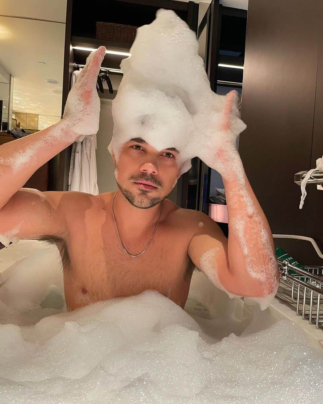 Cosmopolitanさんのインスタグラム写真 - (CosmopolitanInstagram)「Juuuust thinking about these @taylorlautner bubble bath pics. Don't mind me.  #rg」5月24日 22時38分 - cosmopolitan