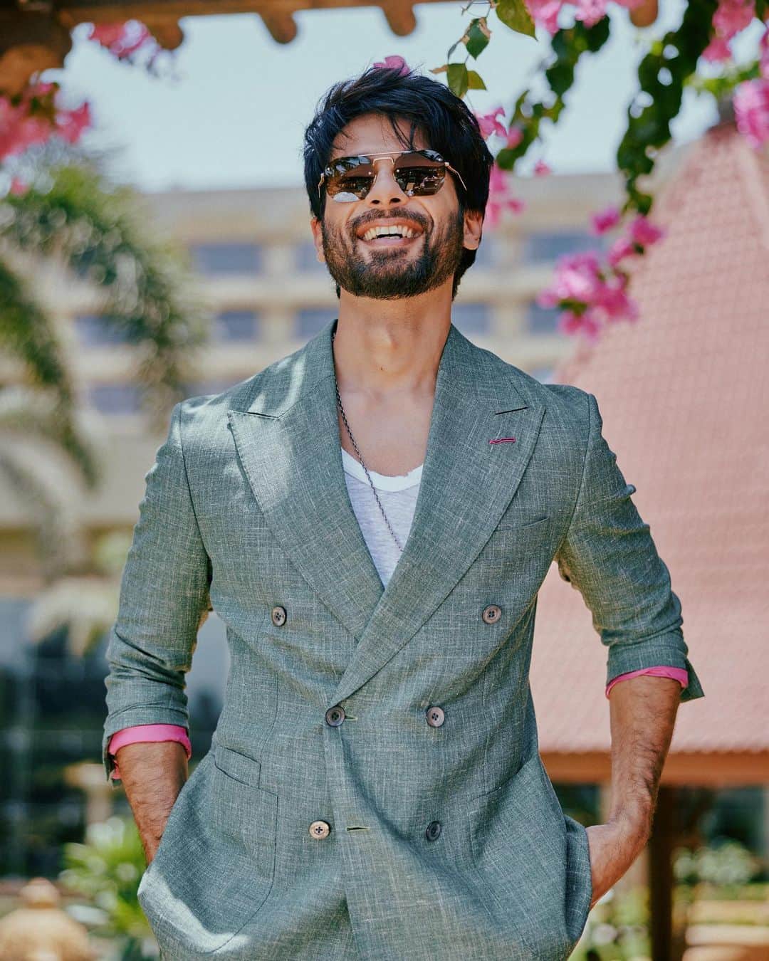 シャーヒド・カプールのインスタグラム：「The sun is shining and it’s BLOODY daddy time.  Shot by: @mayank_mudnaney  Makeup: @james_gladwin_  Makeup assistant: @mahendra.kanojia  Hair by: @aalimhakim Hair assistant: @shahrukhshaikh9519  Outfit: @osmanabdulrazak Shoes: @shutiqofficial Style by: @theanisha  Dressman: @thebombaydressman  Managed by: @chanchal_dsouza  Digital agency: @59thparallel  Security: @parvez_pzee  PR agency: @think_talkies」