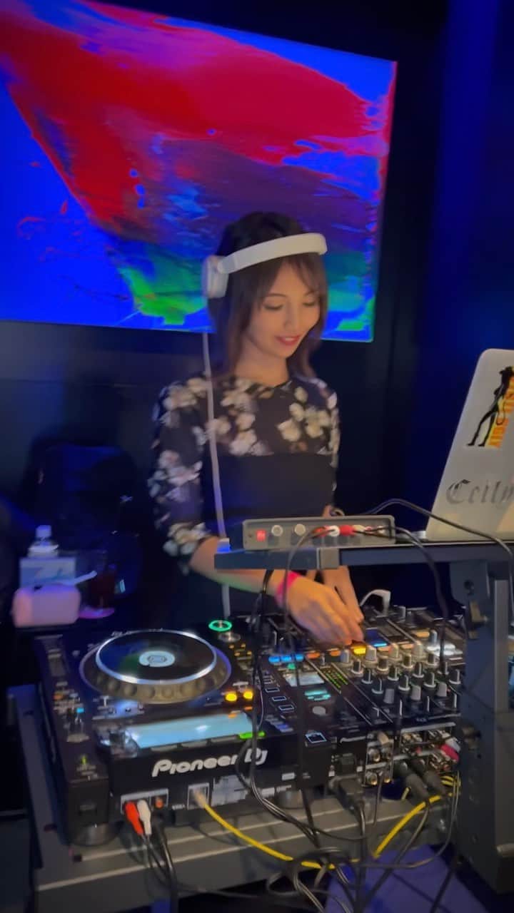 のインスタグラム：「この流れDJでやってて、話しかけてくれる人、みんないい奴🤘🏻  #やっぱりロックが好き  #dj #dj動画 #djing #alofthotels #alofthotel」