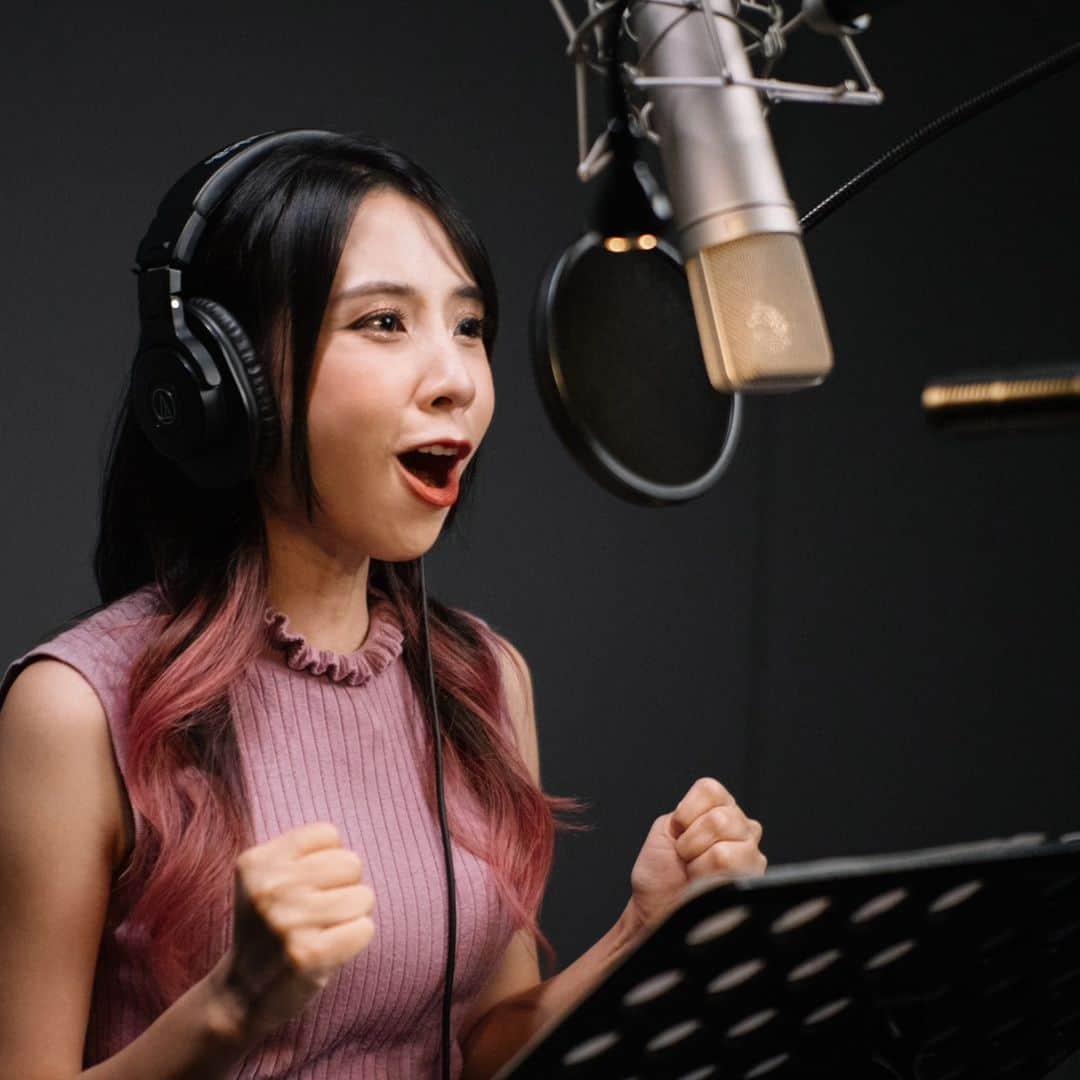 ビーム先生のインスタグラム：「กำลังพูดว่าอะไร !?  アフレコしてるときの表情🥰  #นักพากย์ #声優」