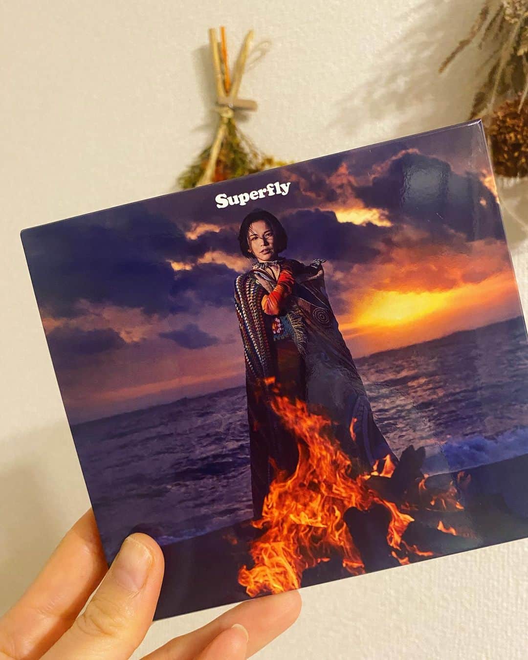 のインスタグラム：「#superfly さん 本日リリースのNew album"Heat Wave" 4曲コーラス参加させて頂きました🔥幸せ。  そしてそして、Disc2には参加させていただいた有明アリーナでのLIVE"Get Back!!"の映像も。 聴くのも、観るのも楽しみでしかない〜🙏 是非とも！！  #春はグラデーション  #voice  #Farewell #farewell（Gospel Ver.） #getback  #heatwave  #superfly #何回撮ってもうーっすら私映っちゃう」