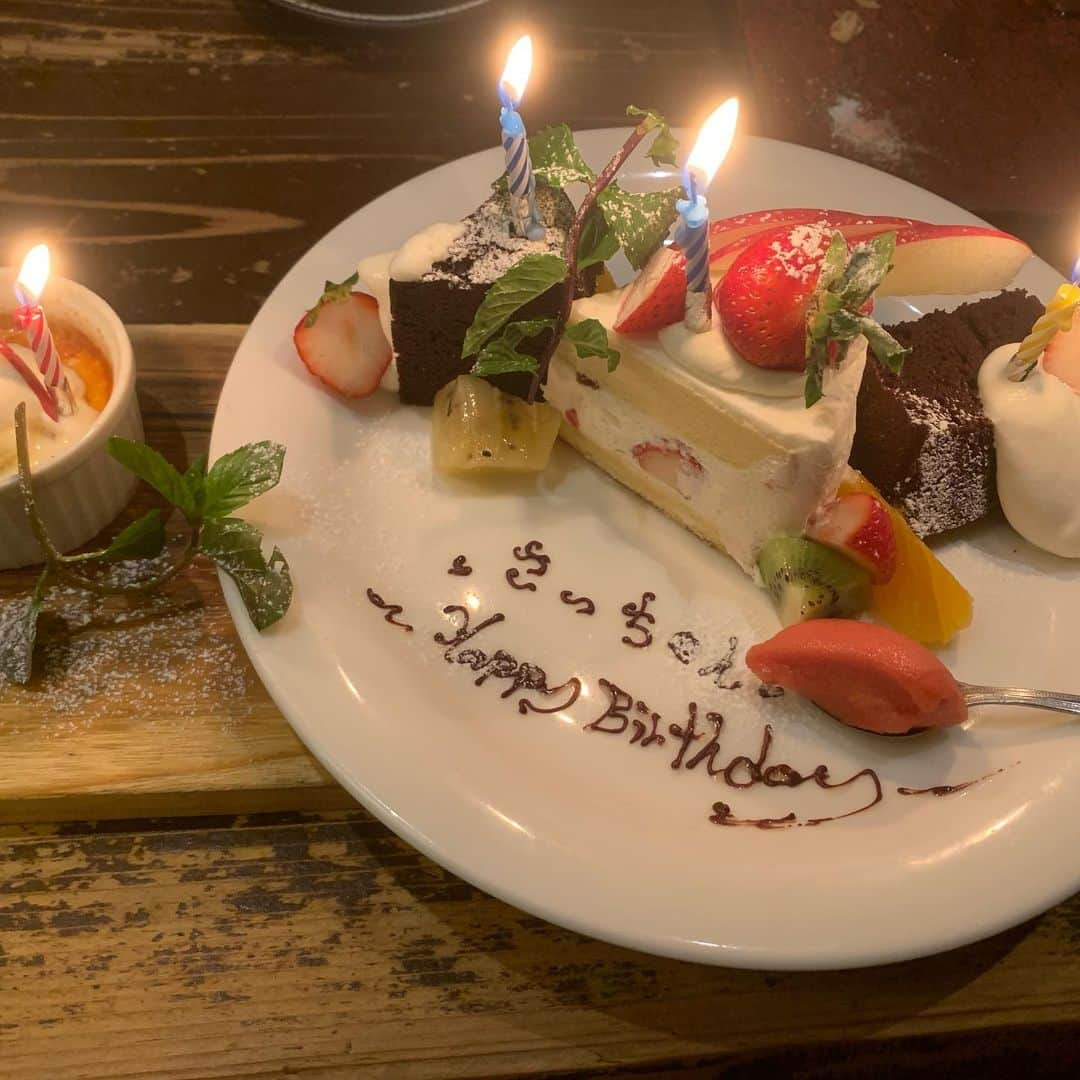 祐澄しゅんのインスタグラム：「誕生日でした😆 やっぱり誕生日って嬉しい〜✨ 主人には先にお祝いしてもらいました。 朝からメールやDMを沢山頂いて、とっても嬉しかったです😊💕 今年は初めて誕生日になる瞬間眠ってしまっていましたw 誕生日は結婚記念日でもあります。丸5年です。6年目に！早い〜 子ども中心の生活も2年目突入しているんだなぁ(もうすぐ1歳5ヶ月になります！) これからもお仕事もお家の事も頑張ります😊 #誕生日 #誕生日プレゼント #お祝いメッセージ #幸せです #お祝いしてくれてありがとう #これからもよろしくお願いします #祐澄しゅん」