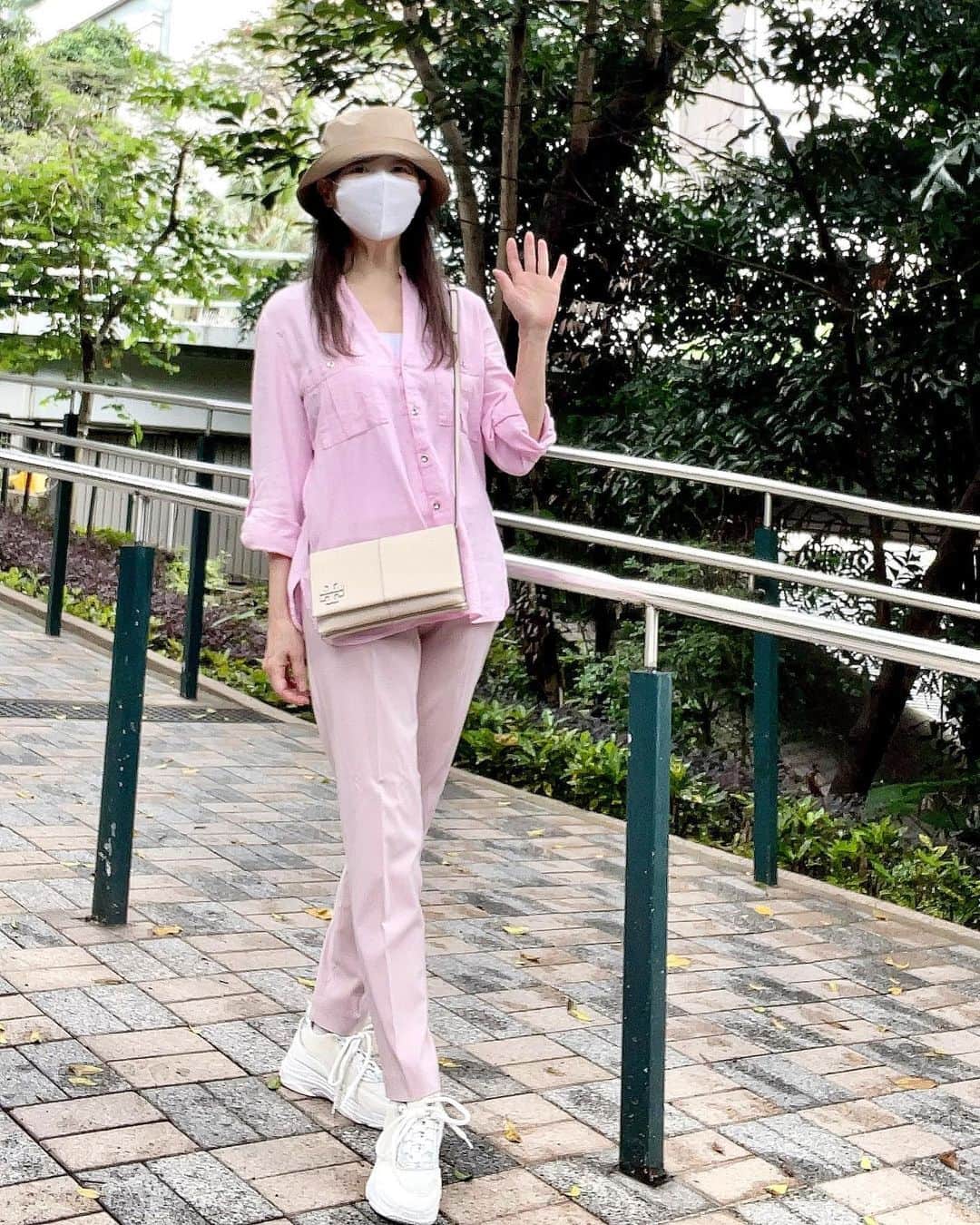 アグネス・チャンのインスタグラム：「ダイエットを頑張ったご褒美で買ったピンクのブラウス。早速着ました。着やすくって楽です。曇り空に色を添えました。」
