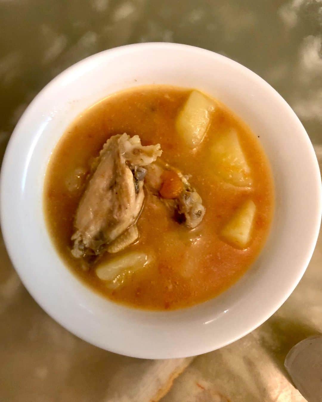 アグネス・チャンのインスタグラム：「夕飯はごってりスープ。手羽、トマト、にんじん、ジャガイモが入ってます栄養満点の美容食ですね。」