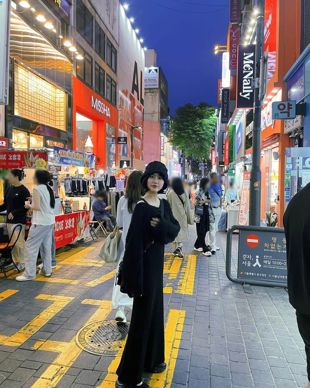 渡辺菜月のインスタグラム：「お仕事で韓国に行ってきました🛫✨  かわいいお洋服をきて色々な体験をしてきましたよ〜 皆さんに見てもらえるのがとっても楽しみです！！  こちらは明洞でお買い物 私服の渡辺さん🛍️  #韓国 #trip #明洞 #お買い物 #なっちゃんスタイル」