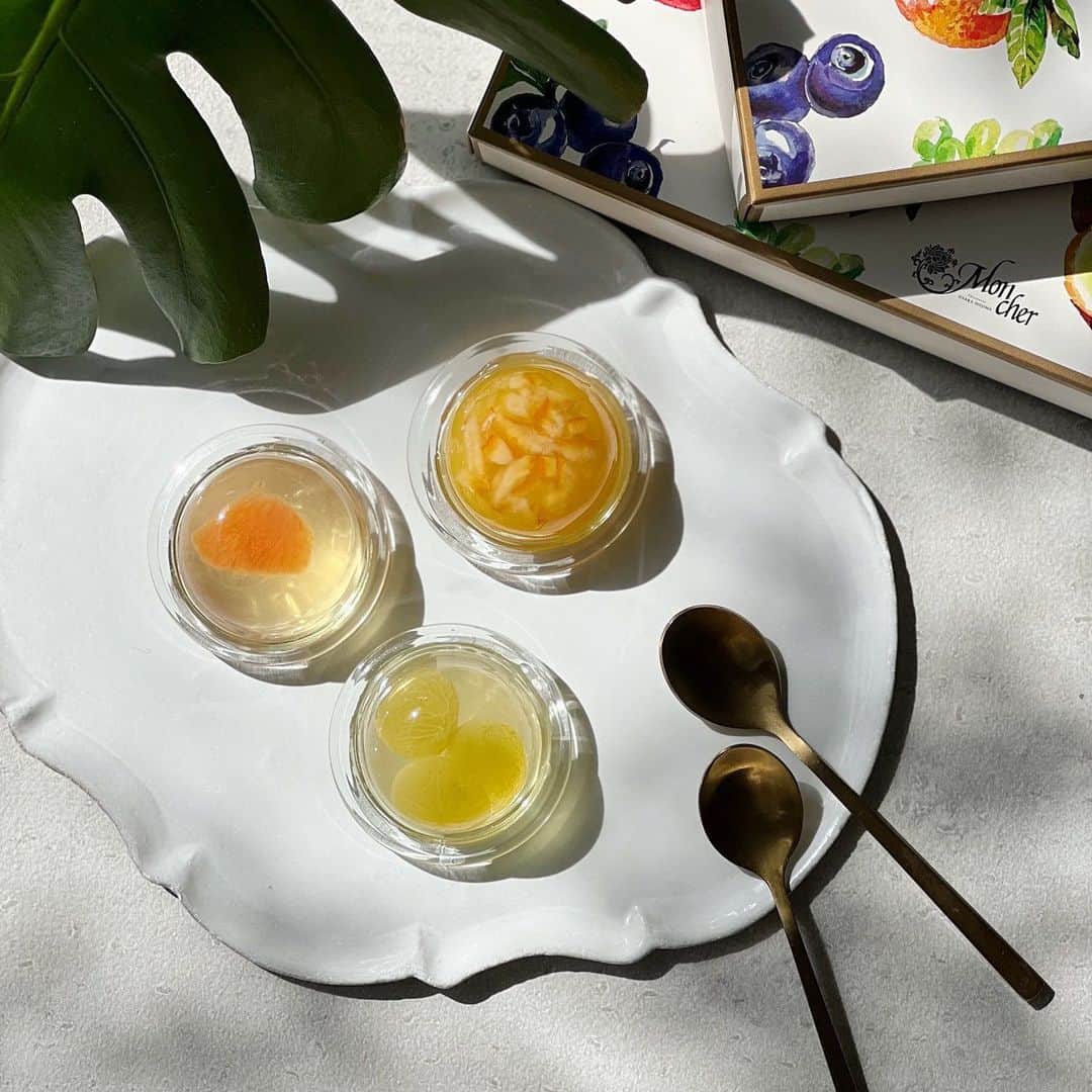 堂島ロール（モンシェール）さんのインスタグラム写真 - (堂島ロール（モンシェール）Instagram)「. . 🍊🥝🍒 堂島フルーツゼリー 🍑🍇🍊  . さわやかな果汁を使ったゼリーに、色とりどりの 果実をギュッととじ込めました。  各地から厳選したフルーツの果汁と果肉を使った、 色とりどりに輝くゼリー。 素材そのものの味が引き立つよう、甘さは控えめ  に仕上げました。  果実の美しい色、つるりと心地よい食感、芳醇な香り…。 夏のご挨拶にぴったりの、モンシェールの人気商品です。  . 堂島フルーツゼリー  3個入　1,080円(税込） 6個入　2,160円(税込) 9個入　3,240円(税込） 16個入　4,860円(税込） 20個入　5,940円（税込）  . ※モンシェール全店舗、公式HP通販サイトにて発売中 全国配送致します‼︎  . 【製造＆販売正社員、パートさん大募集‼︎ 共に学び高めあい、モンシェールを盛り上げる 仲間を大募集しています。 我をと思う方はぜひお気軽下記へご連絡下さい。  モンシェール採用担当:秋元 072-749-4343】  . 路面店:0120-96-1006 （コールセンター）.  @moncher. #ゼリー  #jelly  #夏デザート　 #モンシェール #moncher  #堂島ロール  #dojimarool  #スイーツ #ケーキ  #babymoncher #堂島 #dojima  #cake #オンラインショップ  #ロールケーキ #お中元 #夏スイーツ」5月24日 22時50分 - dojima_moncher