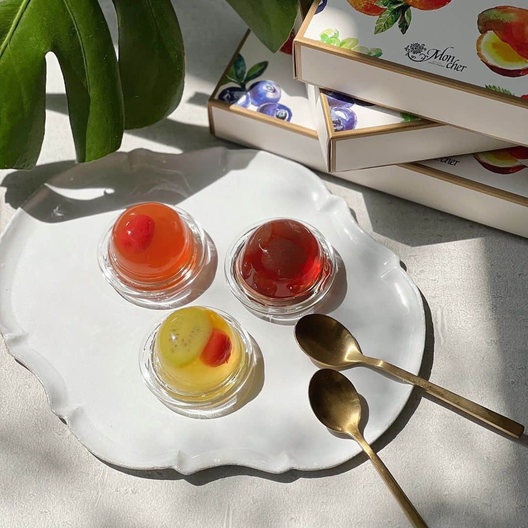 のインスタグラム：「. . 🍊🥝🍒 堂島フルーツゼリー 🍑🍇🍊  . さわやかな果汁を使ったゼリーに、色とりどりの 果実をギュッととじ込めました。  各地から厳選したフルーツの果汁と果肉を使った、 色とりどりに輝くゼリー。 素材そのものの味が引き立つよう、甘さは控えめ  に仕上げました。  果実の美しい色、つるりと心地よい食感、芳醇な香り…。 夏のご挨拶にぴったりの、モンシェールの人気商品です。  . 堂島フルーツゼリー  3個入　1,080円(税込） 6個入　2,160円(税込) 9個入　3,240円(税込） 16個入　4,860円(税込） 20個入　5,940円（税込）  . ※モンシェール全店舗、公式HP通販サイトにて発売中 全国配送致します‼︎  . 【製造＆販売正社員、パートさん大募集‼︎ 共に学び高めあい、モンシェールを盛り上げる 仲間を大募集しています。 我をと思う方はぜひお気軽下記へご連絡下さい。  モンシェール採用担当:秋元 072-749-4343】  . 路面店:0120-96-1006 （コールセンター）.  @moncher. #ゼリー  #jelly  #夏デザート　 #モンシェール #moncher  #堂島ロール  #dojimarool  #スイーツ #ケーキ  #babymoncher #堂島 #dojima  #cake #オンラインショップ  #ロールケーキ #お中元 #夏スイーツ」