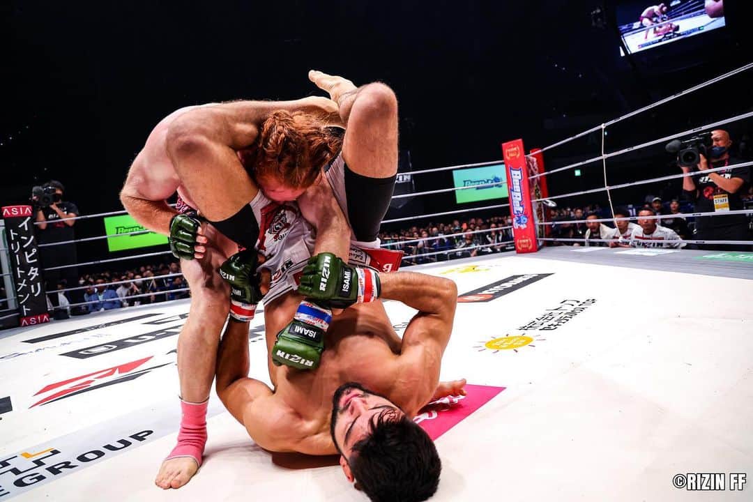 RIZIN FF OFFICIALのインスタグラム：「#RIZIN42 《Match.11》  "Grappling extravaganza"  ---------- Robert Satoshi Souza defeats SpikeCarlyle by Unanimous Decision.  #rizin #rizinff #mma #mmafighter #総合格闘技 #RobertSatoshiSouza #ホベルトサトシソウザ #SpikeCarlyle #スパイクカーライル」