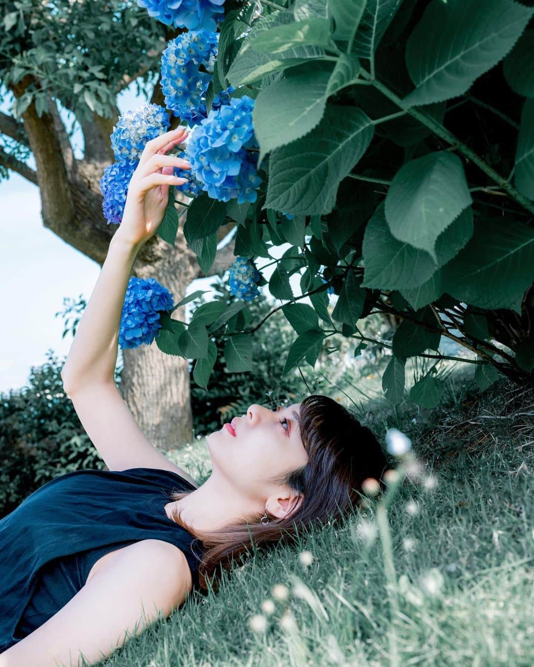 shabonのインスタグラム：「* . . . . . 紫陽花6月まで持って欲しい🥺 . 萌音ちゃんと添い寝とか 贅沢な事して来ました🙈💓笑 . ※ お花には触れていません。 . . model : @mooonene  . . FUJIFILM GFX50S II /  GF45mm F2.8 R WR . . . . . . *」