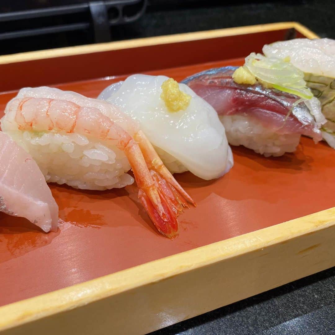 井上富美子さんのインスタグラム写真 - (井上富美子Instagram)「環水公園～駅周辺を散策した後は おすすめの回転寿司で 富山湾鮨を堪能  どのネタもとっても美味しかったけれど 特に白えびの甘くとろける美味しさがたまらず…  おかわりしちゃいました🤤  15貫も食べて3000円で お釣りが来るという  気さくなスタッフの方々と美味しいご飯 美味しい空気  幸せすぎる贅沢な出張でした  ありがとう出張✨ ありがとう富山✨✨  #富山 #出張 #回転寿司 #すし玉 #白えび #ほたるいか #ほたて #どれも美味でした #贅沢 #感謝」5月24日 22時53分 - fumi_ino1222
