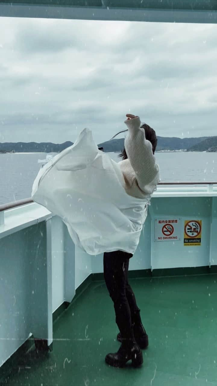 ヒガリノのインスタグラム：「__  📍フェリーざまみ(座間味村)  2月。座間味に向かうフェリー⛴ 風が強くて奇跡的な動画が撮れたよ。  天候は操れないけど だからこそ、その瞬間瞬間で起こること その天気ならではの状況を 全力で楽しんでます😊❤️  どんな時でも座間味はオススメってお話❤️  #座間味島 #フェリーざまみ #座間味村 #座間味村観光大使 #沖縄 #海 #船 #船上 #沖縄観光 #沖縄旅 #沖縄旅行 #比嘉梨乃沖縄旅」