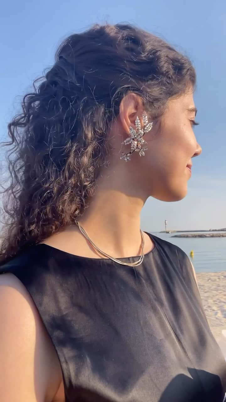 セシルボッカラのインスタグラム：「la scintillante @louisepascal @ #festivaldecannes.   Cécile Boccara, bijoux haute couture.    #couturefashion #couturedesigner #Paris #passagedugrandcerf #fashionaccessories #bouclesdoreilles #bouclesdoreillesplaqueor #jewelry #jewelrycouture #bijouvegetal #wedding #mariageaparis #cecileboccaraheadpiece #coiffuremariage #parisbijoux #parismariage #handmade #madeinfrance」