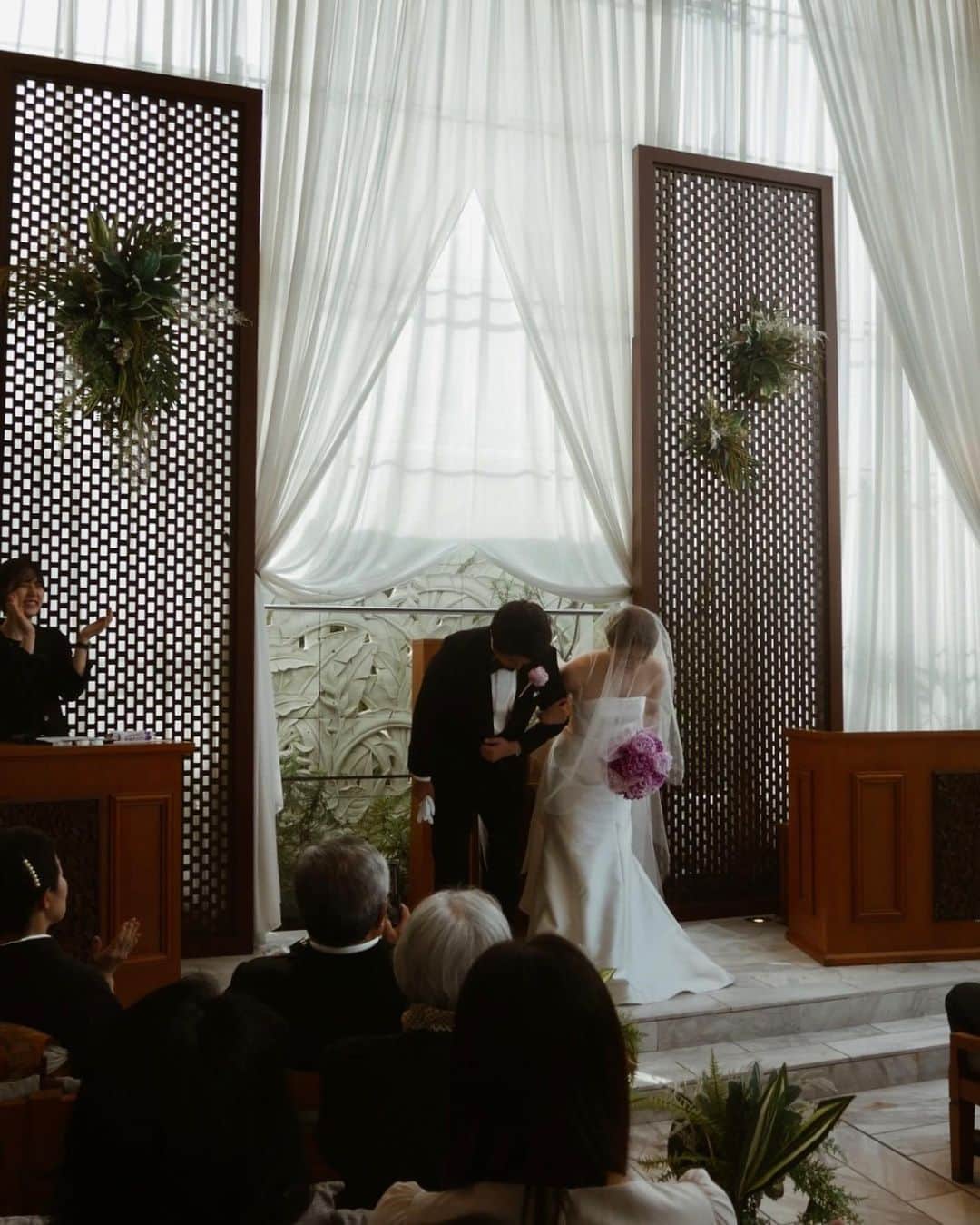宮本沙恵のインスタグラム：「アットホームでとっても楽しいお式でした🕊 幸せな気持ちがいっぱい！ 心からおめでとう💍🤍 . 高砂の目の前を陣取るパー子2名📸 #wedding#結婚式#お呼ばれ」