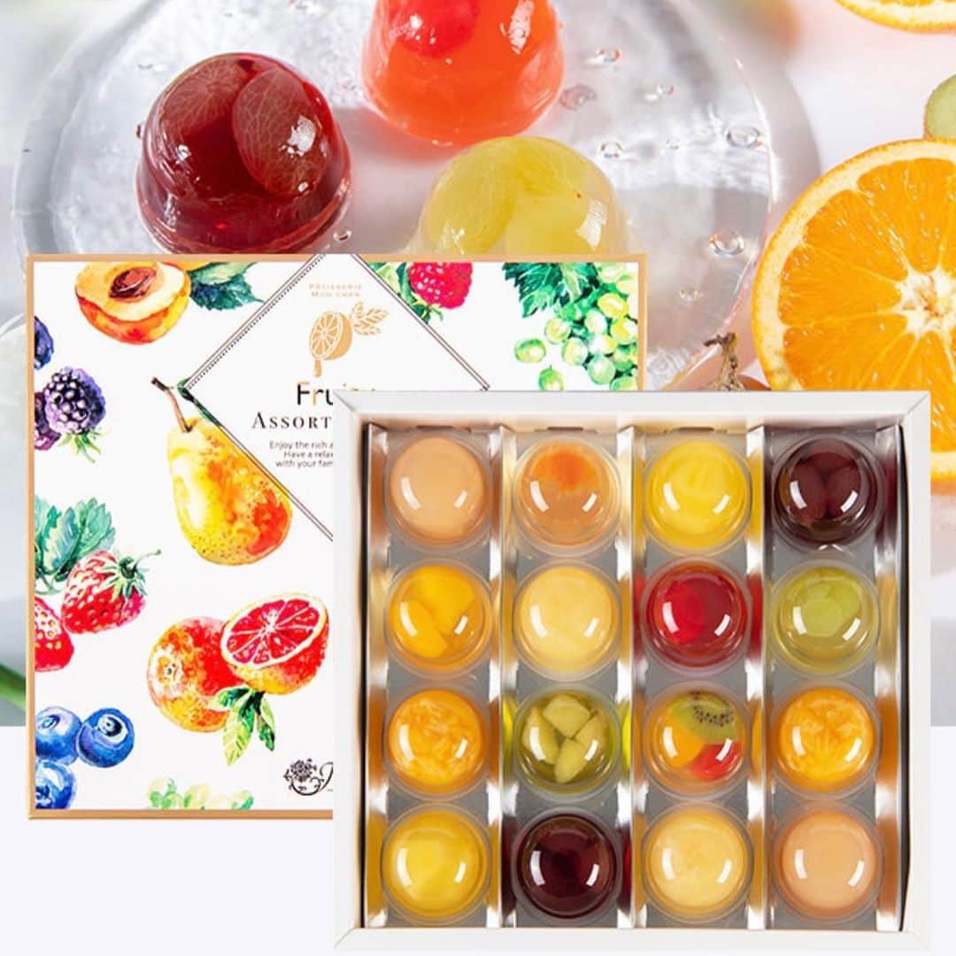 堂島ロール（モンシェール）さんのインスタグラム写真 - (堂島ロール（モンシェール）Instagram)「. . 🍊🥝🍒 堂島フルーツゼリー 🍑🍇🍊  . さわやかな果汁を使ったゼリーに、色とりどりの 果実をギュッととじ込めました。  各地から厳選したフルーツの果汁と果肉を使った、 色とりどりに輝くゼリー。 素材そのものの味が引き立つよう、甘さは控えめ  に仕上げました。  果実の美しい色、つるりと心地よい食感、芳醇な香り…。 夏のご挨拶にぴったりの、モンシェールの人気商品です。  . 堂島フルーツゼリー  3個入　1,080円(税込） 6個入　2,160円(税込) 9個入　3,240円(税込） 16個入　4,860円(税込） 20個入　5,940円（税込）  . ※モンシェール全店舗、公式HP通販サイトにて発売中 全国配送致します‼︎  . 【製造＆販売正社員、パートさん大募集‼︎ 共に学び高めあい、モンシェールを盛り上げる 仲間を大募集しています。 我をと思う方はぜひお気軽下記へご連絡下さい。  モンシェール採用担当:秋元 072-749-4343】  . 路面店:0120-96-1006 （コールセンター）.  @moncher. #ゼリー  #jelly  #夏デザート　 #モンシェール #moncher  #堂島ロール  #dojimarool  #スイーツ #ケーキ  #babymoncher #堂島 #dojima  #cake #オンラインショップ  #ロールケーキ #お中元 #夏スイーツ」5月24日 23時02分 - dojima_moncher