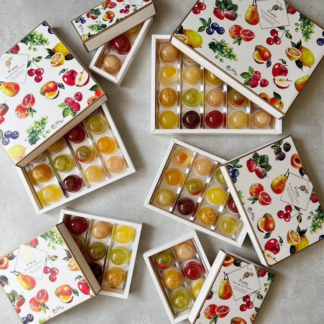 のインスタグラム：「. . 🍊🥝🍒 堂島フルーツゼリー 🍑🍇🍊  . さわやかな果汁を使ったゼリーに、色とりどりの 果実をギュッととじ込めました。  各地から厳選したフルーツの果汁と果肉を使った、 色とりどりに輝くゼリー。 素材そのものの味が引き立つよう、甘さは控えめ  に仕上げました。  果実の美しい色、つるりと心地よい食感、芳醇な香り…。 夏のご挨拶にぴったりの、モンシェールの人気商品です。  . 堂島フルーツゼリー  3個入　1,080円(税込） 6個入　2,160円(税込) 9個入　3,240円(税込） 16個入　4,860円(税込） 20個入　5,940円（税込）  . ※モンシェール全店舗、公式HP通販サイトにて発売中 全国配送致します‼︎  . 【製造＆販売正社員、パートさん大募集‼︎ 共に学び高めあい、モンシェールを盛り上げる 仲間を大募集しています。 我をと思う方はぜひお気軽下記へご連絡下さい。  モンシェール採用担当:秋元 072-749-4343】  . 路面店:0120-96-1006 （コールセンター）.  @moncher. #ゼリー  #jelly  #夏デザート　 #モンシェール #moncher  #堂島ロール  #dojimarool  #スイーツ #ケーキ  #babymoncher #堂島 #dojima  #cake #オンラインショップ  #ロールケーキ #お中元 #夏スイーツ」