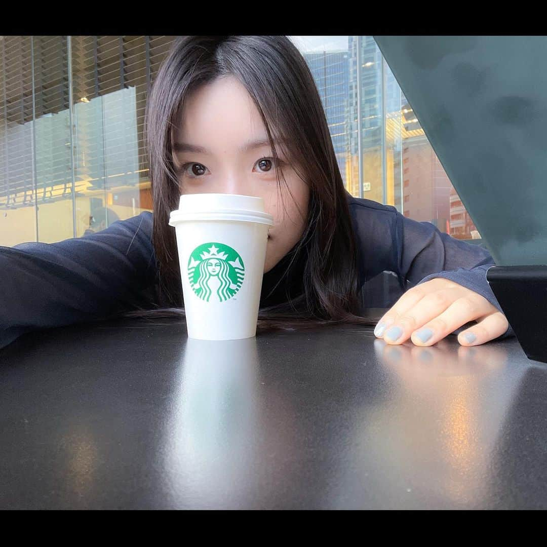 葉山柚子のインスタグラム：「#寒いような暖かいような #体調にお気をつけください #💐 #starbucks #キャラメルマキアート #休憩 #☕️ #お疲れ様」