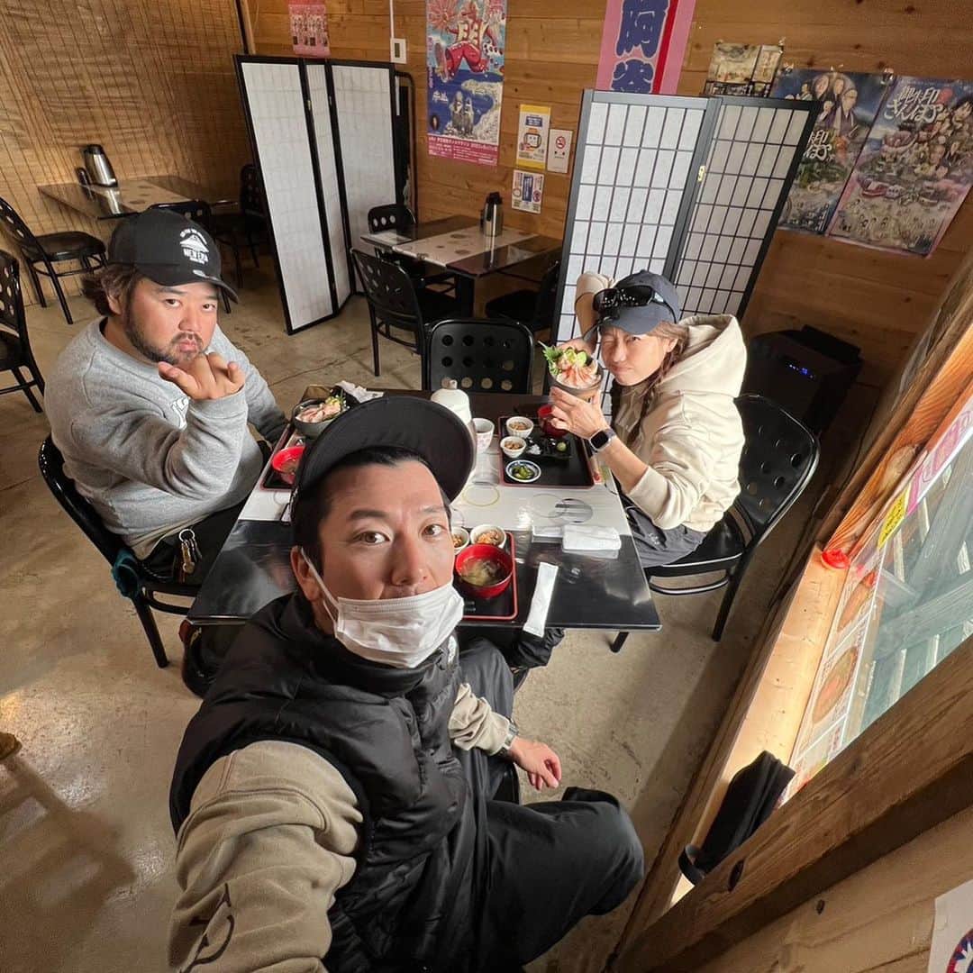 彼方茜香のインスタグラム：「キンメ♥ 吉田撃 @geki_style  ちゃんのYouTubeチャンネルに出演させていただいた時に食べたキンメの丼シェアします(◍ ´꒳` )っ 静岡県にある｢なぶらとと｣さん。 私のオカッパリ釣行の理想は、釣りしつつご当地の美味しい物を食べたり、ご当地ならではの場所を観光したーい·͜·  釣りたいけど｢楽しければいいんじゃない？｣派·͜·  そんなこんなの模様は YouTube｢撃channel｣をご覧下さいね！  #吉田撃 ちゃん  #エギングしたら上手すぎた  #バス釣りしてる人  #エギング上手い説  #是非ご覧下さい  #sarynfishing」