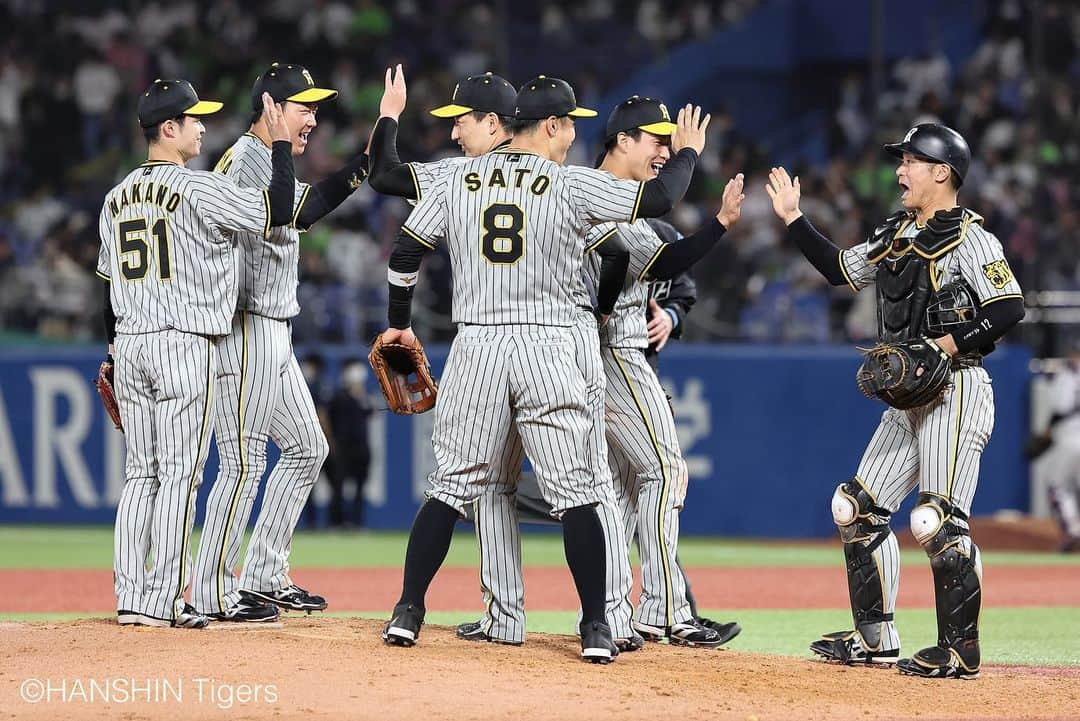 阪神タイガースさんのインスタグラム写真 - (阪神タイガースInstagram)「5月24日ヤクルト戦の試合写真です！ #佐藤輝明 選手 #西勇輝 選手 #森下翔太 選手 #木浪聖也 選手 #中野拓夢 選手 #島本浩也 選手 #シェルドンノイジー 選手 #阪神タイガース  #ARE」5月24日 23時10分 - hanshintigers_official