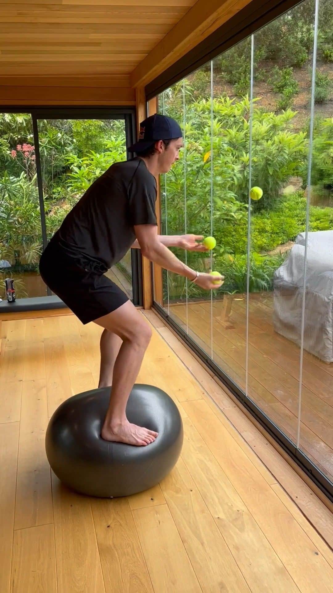 レッドブルのインスタグラム：「if you were wondering how snowboarders train out of season, this one's for you 👆   p.s. bless you! 🤧   🏂: @scottyjames31   #redbull #givesyouwiiings #fitness #training #snowboarding #wintersports #balance」