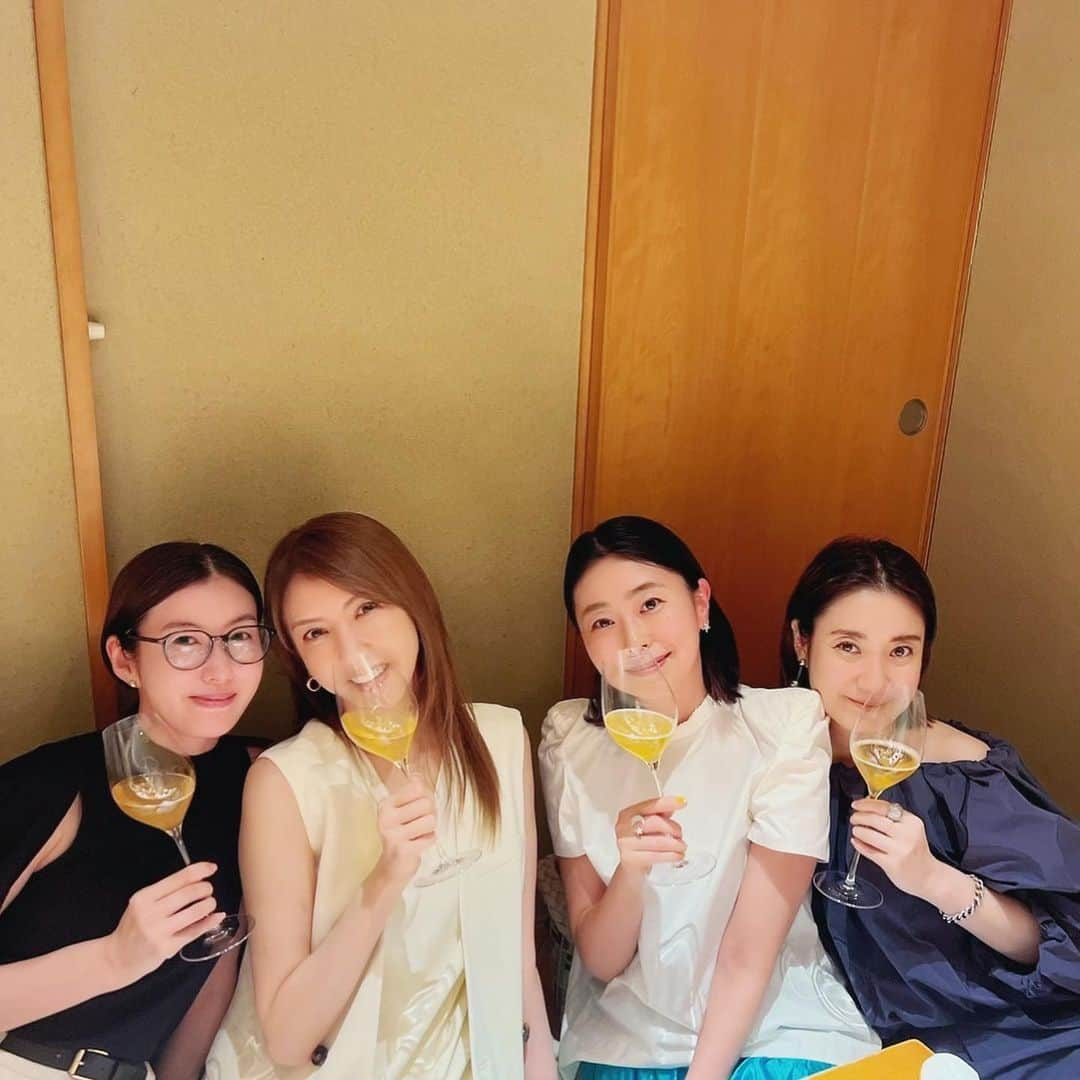 東原妙子さんのインスタグラム写真 - (東原妙子Instagram)「🫧 おもしろ美女たちと まだ明るいうちから集まって鮨をつまむ🍣 まずはプレミアムビールで乾杯🍻  はー何だろな、この極楽浄土感😇  #MC美香ちゃんが場を回してた笑#直前まで猛烈に喋ってるのに#写真を撮るときとなると息止めて顔作る人たち#今日の優勝はアジでした🏅 #premiumbeer #rococo @rococotokyo」5月24日 23時13分 - taekohigashihara