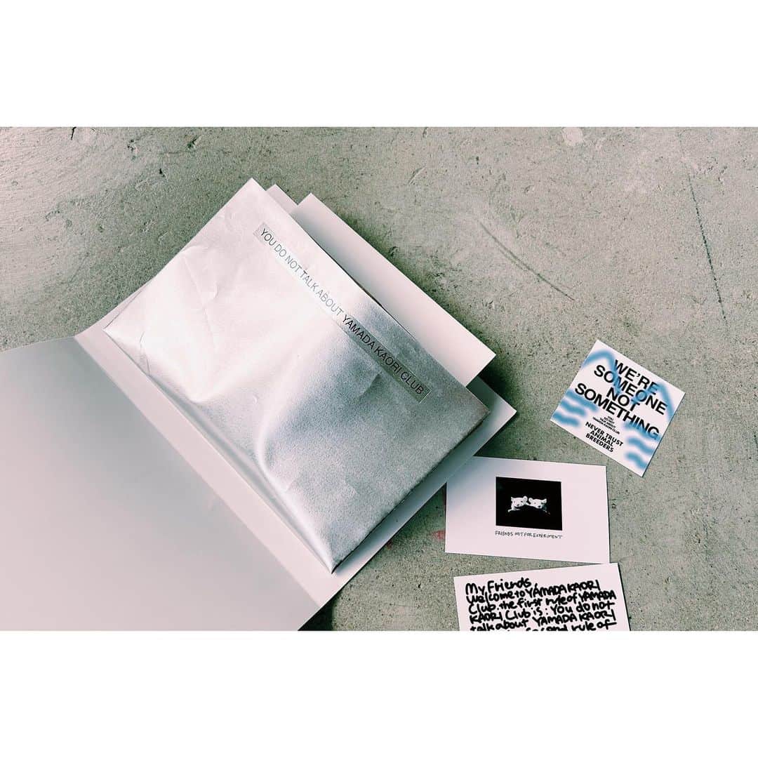 雪浦聖子のインスタグラム：「山田かおりさんのzine。 開くとアコーディオン的にポケットが現れて、それぞれに一つ、ショートストーリーが納められてる。 外見も中身もめちゃくちゃかっこいい… そして手間がかかっている… おまけも可愛すぎる（小さなポケットからのぞいている）。 山田さんの作るものは本でも服でも等しくかっこいい。 大人のなりかた迷子な日々だけど一筋の光。（真似できないけど！）」