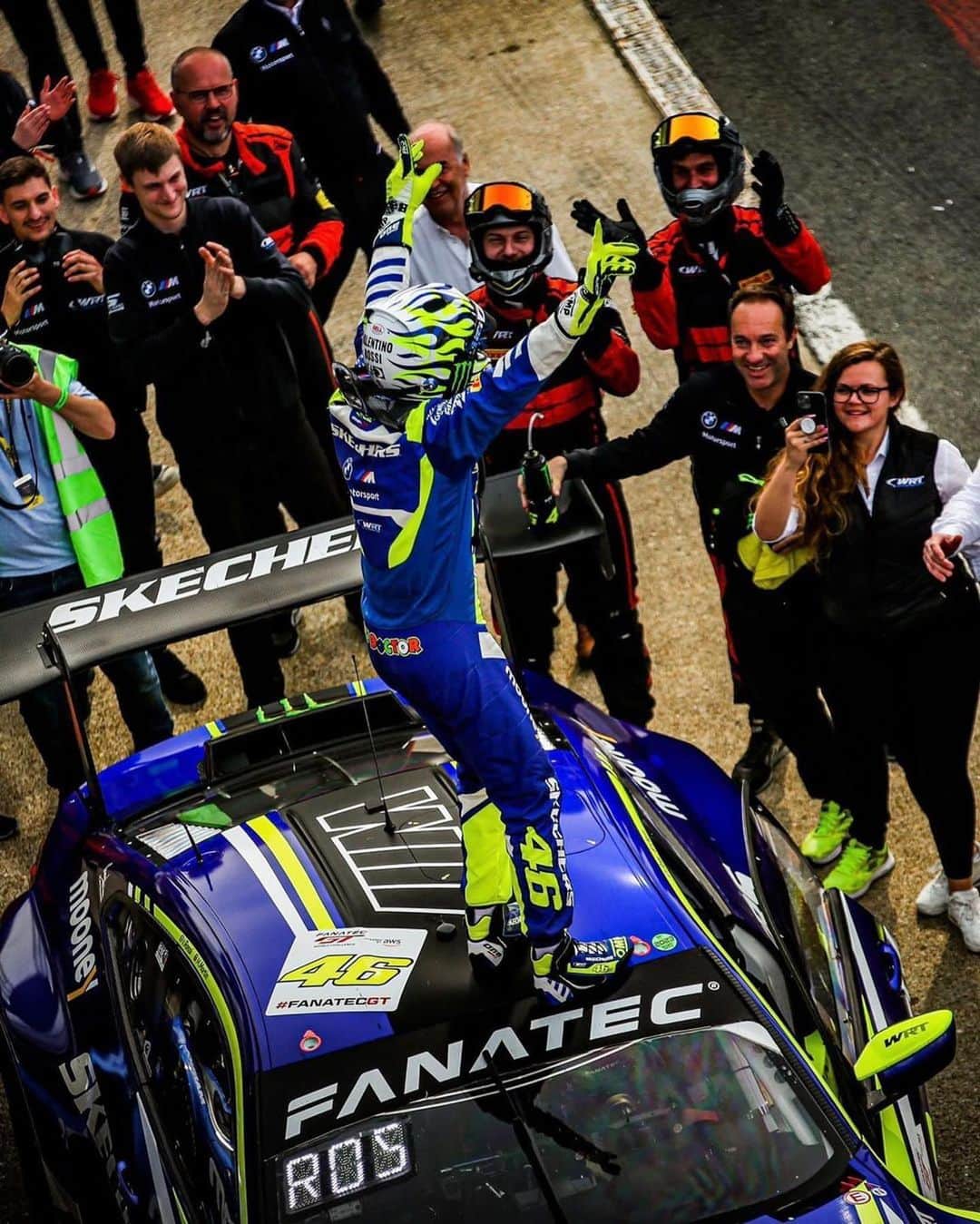 バレンティーノ・ロッシのインスタグラム：「That PODIUM feeling 🥈🍾🍾🍾 Avevo sempre sognato di salire sul tetto della macchina dopo una bella gara 😎 @follow_wrt @bmwmmotorsport  📸 @camilss @decancqphoto」