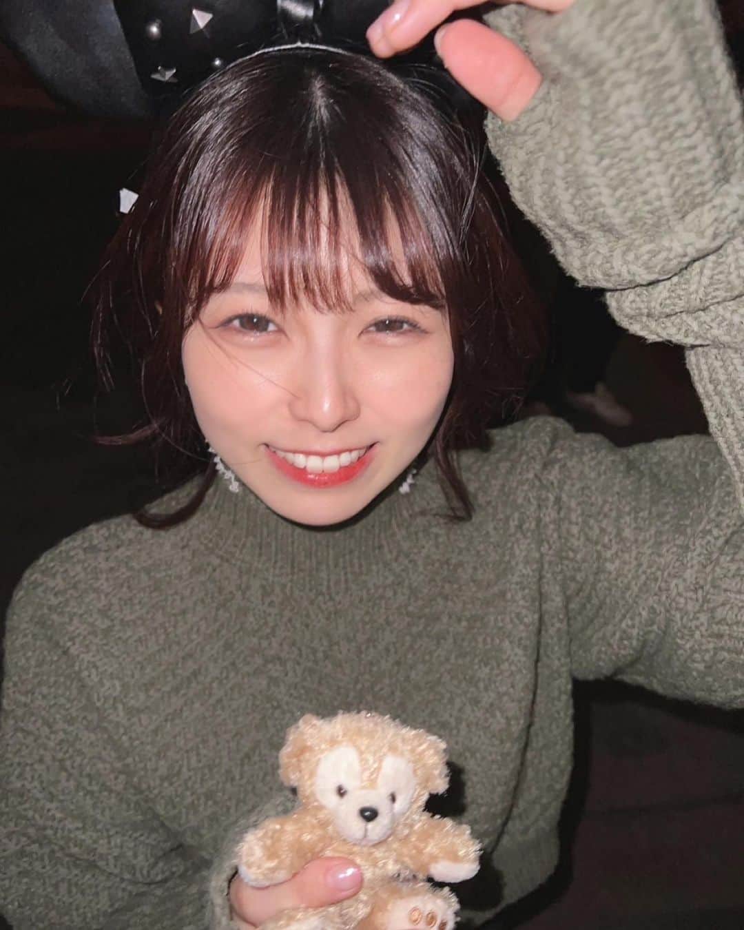 森脇加奈子のインスタグラム：「🌬 ばり風強いと笑っちゃう🥹  ダッフィーはワンマンの自分へのご褒美で買った❤︎🫶🏻 #Faulieu #band #girlsband #ガールズバンド#japanese #japanesegirl #disneysea #disney #photo #photography #tagsforlikes #followme #팔로우미 #tfl」