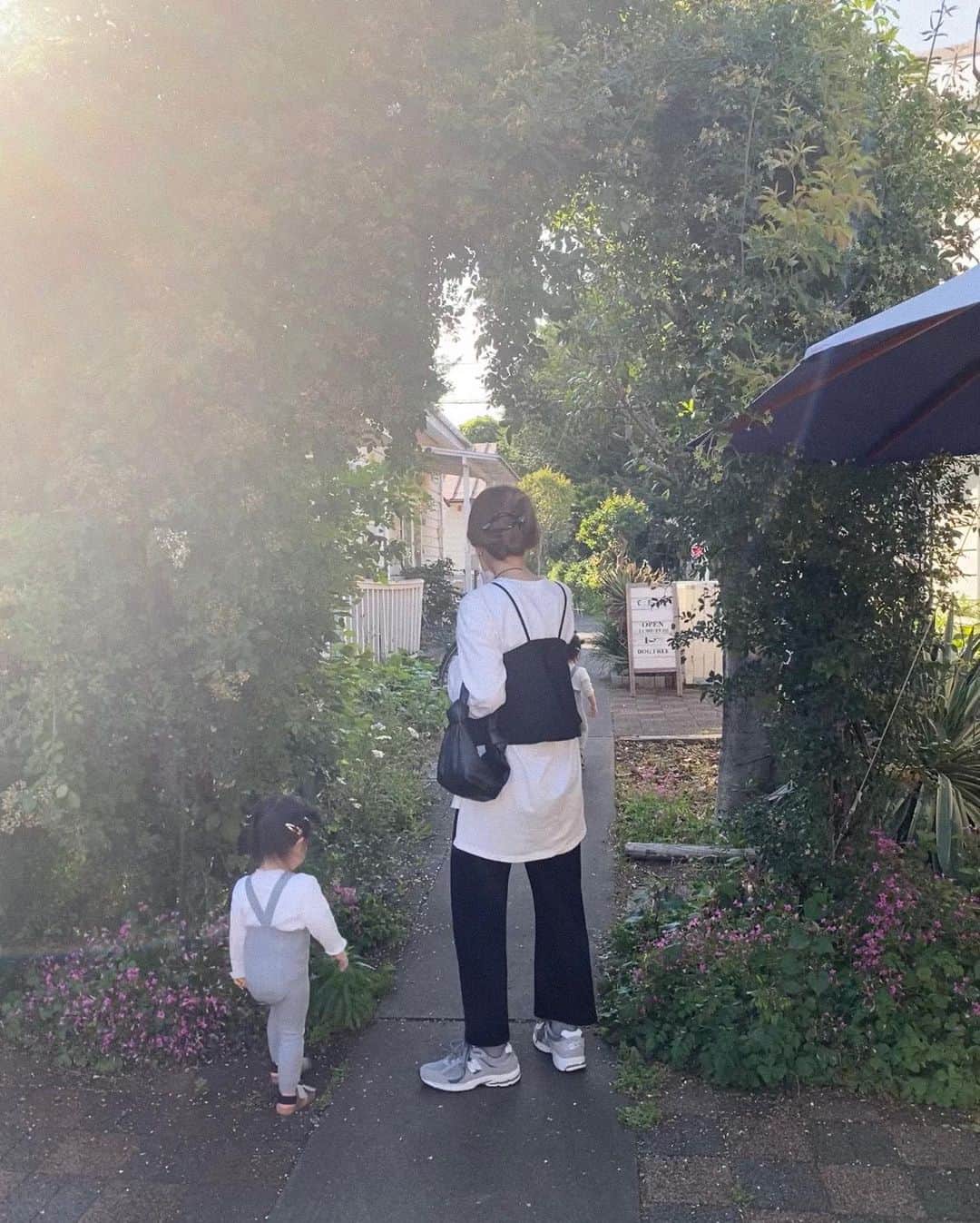 のインスタグラム：「おやつタイム…🫧 カフェのご夫婦がものすごく良くしてくれて🥺💓 普通のパンケーキ頼んだのにかわいくしてくれて🥞 お会計後にはタネタネそれぞれにアンパンマンのお菓子をくれました。。🥹🫶🏻✨❤️ 良き日でした🌷  📷 7枚目手繋いでる💗🦢🦢  #タネタネ記録 #双子育児 #ぴーこーで」