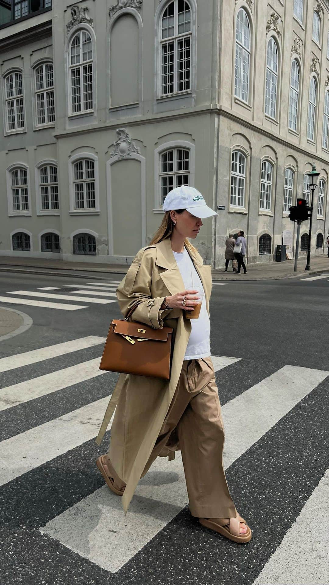 ペニーレ・タイスベックのインスタグラム：「Annonce Bumping around 🐌 @giaborghini @24s」