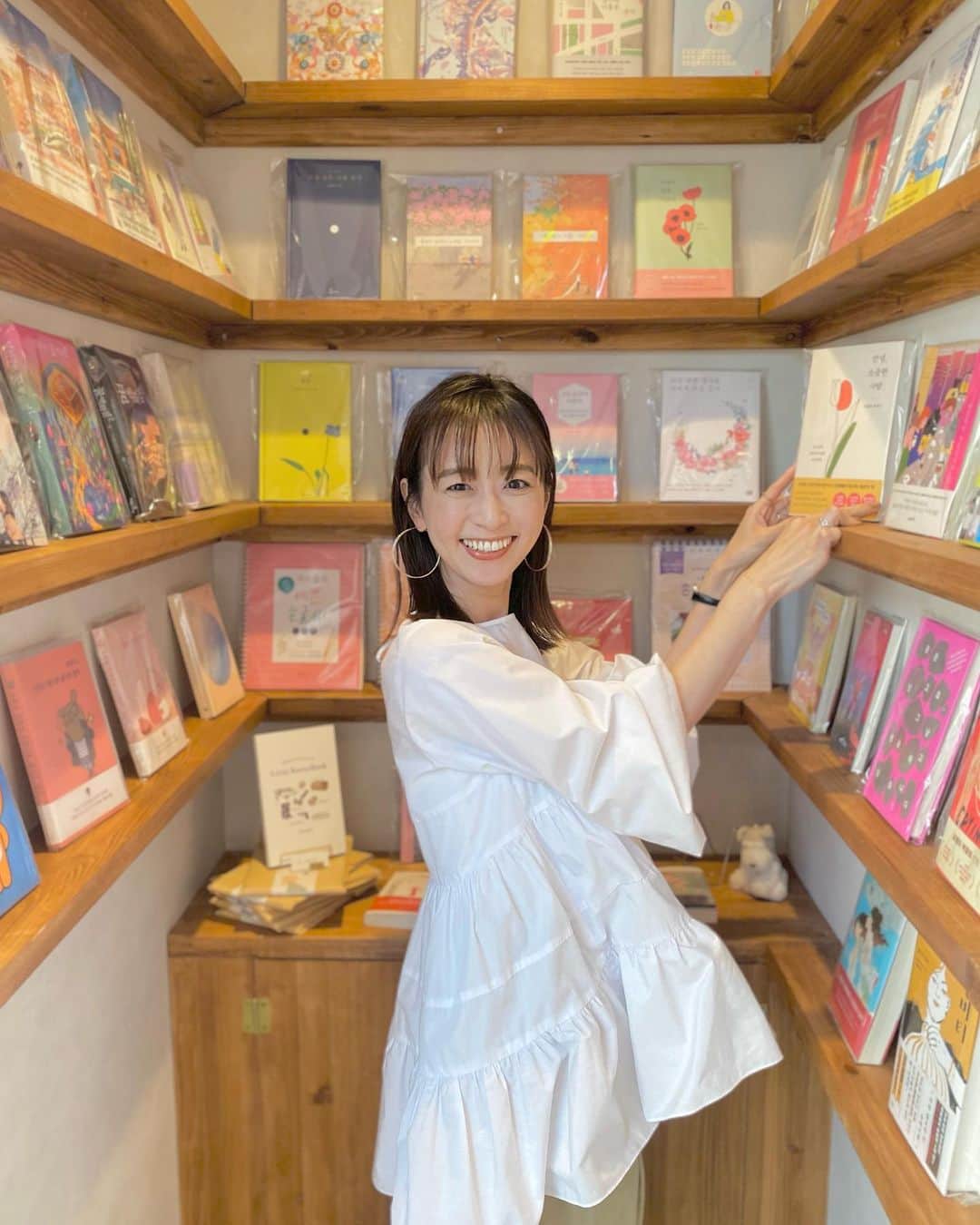 伊藤舞のインスタグラム：「🥐 今日お邪魔したお店が可愛くて 写真をたくさん撮りました♡ . クロッフルもサックサクで美味しかったです♡♡ また食べたい…🤤 . インスタライブ中に撮った写真も アップしておきます。笑 . . #neshigan  #韓国カフェ #🕒」