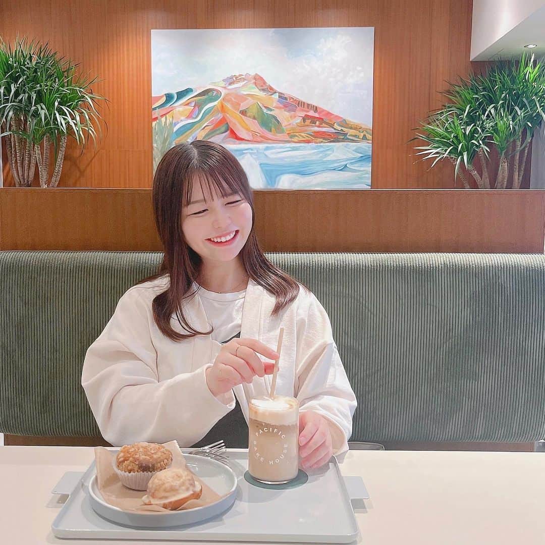 今井瞳のインスタグラム：「𖠚ᐝ ㅤㅤㅤㅤㅤㅤㅤㅤㅤㅤㅤㅤㅤ ㅤㅤㅤㅤㅤㅤㅤㅤㅤㅤㅤㅤㅤㅤㅤㅤㅤㅤㅤㅤㅤㅤㅤㅤㅤㅤ 最近のカフェタイム＊ ㅤㅤㅤㅤㅤㅤㅤㅤㅤㅤㅤㅤㅤ アイスカフェラテ飲みたかったけど、 キューブコーヒーというのがあったので 頼んでみました🧸  エスプレッソとミルクのアイスキューブに ミルクフォームを自分で注いでラテ風に 、、、らしい☁️☁️ ㅤㅤㅤㅤㅤㅤㅤㅤㅤㅤㅤㅤㅤ やっぱりアイスカフェラテが飲みたかったけど、 ビジュアルと注ぐのに テンションあがったので満足です♡ ㅤㅤㅤㅤㅤㅤㅤㅤㅤㅤㅤ ㅤㅤㅤㅤㅤㅤㅤㅤㅤㅤㅤㅤㅤ ㅤㅤ次は私もアイスカフェラテ頼もう！！ ㅤㅤㅤㅤㅤㅤㅤㅤㅤㅤㅤㅤㅤ ㅤㅤㅤㅤㅤㅤㅤㅤㅤㅤㅤㅤㅤ ㅤㅤㅤㅤㅤㅤㅤㅤㅤㅤㅤㅤㅤ #instacafe  #休日の過ごし方  #cafetime  #japanesegirl  #きょうのいまい  #今井瞳」