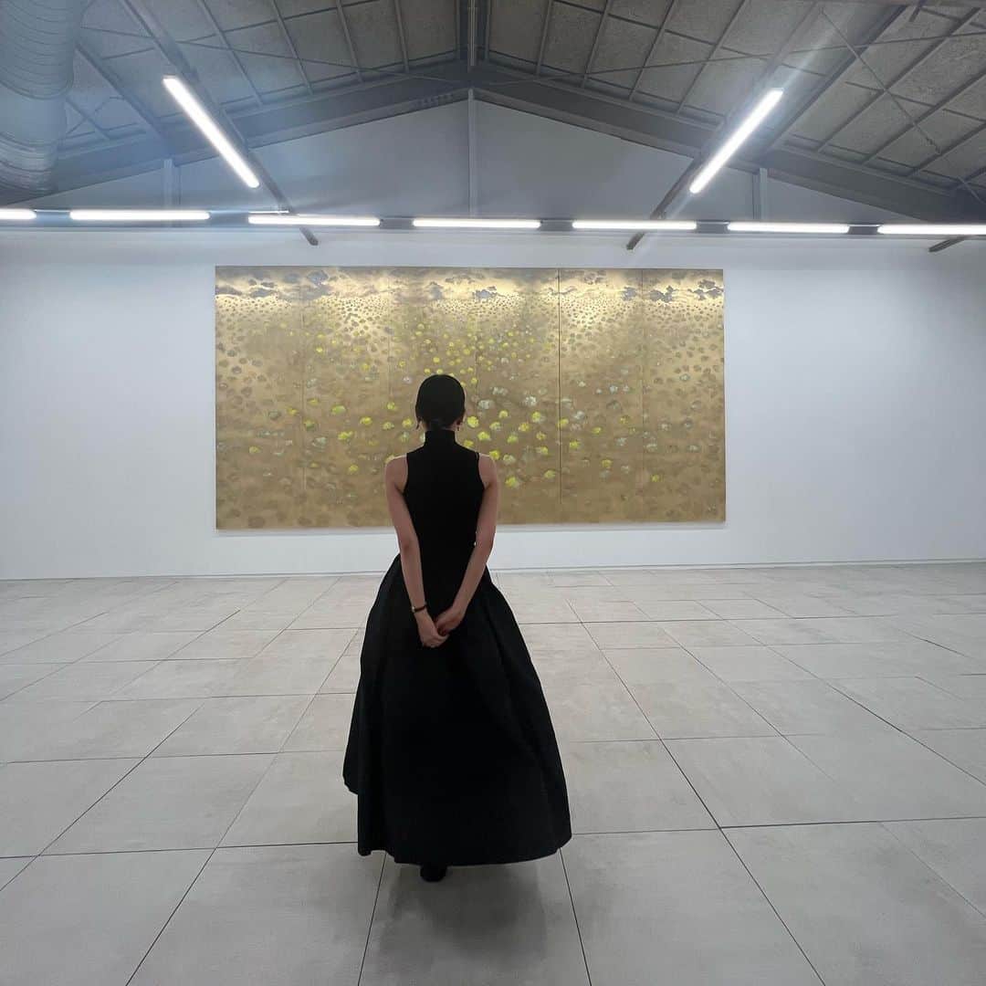 ラブリのインスタグラム：「現代美術館で開催されていたユージーン・スタジオ、「新しい海」の展示の空間に入り込んだ時、それはそれはとても柔らかな海がそこには在った。予想もしていないその柔らかな海に私は心の何かを投影したことを忘れてはいなかった。  今回有難くも天王洲で開催される新しい個展への鑑賞会、さらにはユージーン・スタジオのアトリエにご招待いただき夫の強太くんと友人の吉祥丸と伺いました。  寒川さんの作品は個人的な私（あるいは個人的なあなた）との関係、記憶との繋がり、その時々に存在している感情や私情によって作品の姿や名前を残してくれている余白が有る。丁寧な主観が肌に馴染んでいく。  暗闇の中で制作された作品はこの世界で誰もみることの、今後みることもできないという作品で、光が遮断され距離も分からず向かうと必然的に身体の感覚までもが遮断され『黒』という世界を存在で理解した。その作品に指先が触れた時、その先端だけが頼りで私と唯一繋がっている部分だった。作品自体が発する何かの中に入るという感覚は未だかつて経験したことがなく緊張ともいえて、不安ともいえて、興奮ともいえるような究極に私に近いところにいたように思う。  私へと向かう意識が尽きない作品に、 時間が少し経った今も魅了されている。  ユージーン・スタジオの作品にぜひ触れてみてくださいね。 あなたの何かに触れるはずです。  @eugene_studio_official  @maki_gallery_tokyo 天王洲の展示は6月3日からだそう。」