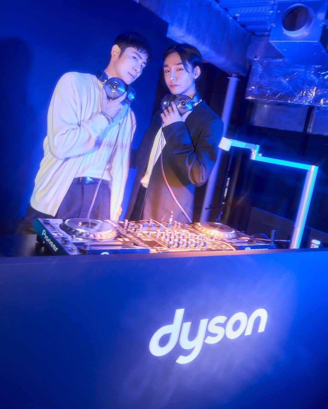 Noah（ノア）のインスタグラム：「Dyson 25th anniversary party 新製品のdysonzoneでDJさせていただきました🎧💙 ありがとうございました！  @taiki_jp  @dyson の新しいロボット掃除機欲しいです  #TaikiNoah#dyson #dysonzone」
