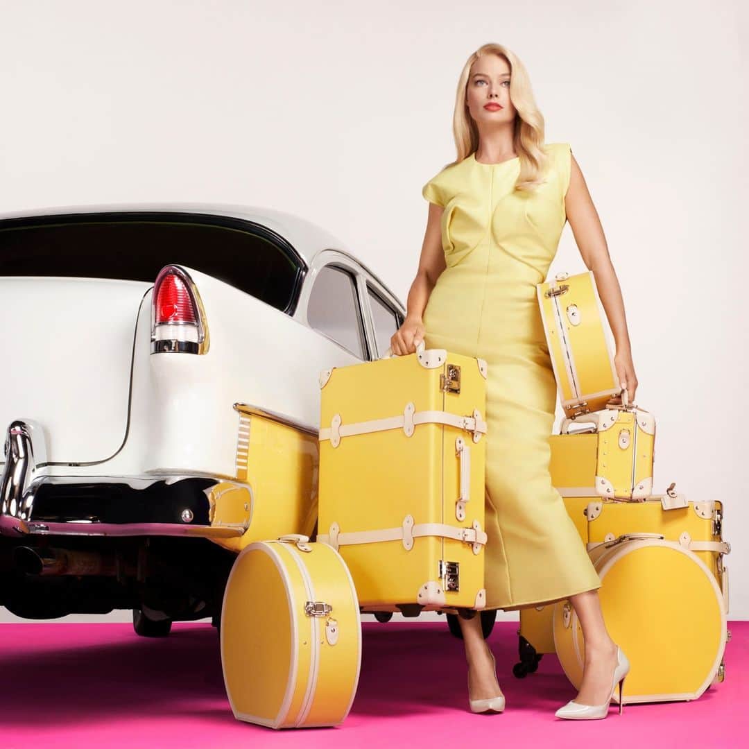 のインスタグラム：「#Barbie is the movie of the summer and the role Margot Robbie was born to play. Or not exactly—as writer Abby Aguirre discovers on a roller-skating, ice-cream playdate with Hollywood’s most indomitable heroine.  For Vogue’s Summer issue, Robbie opens up about the “Barbie” movie’s winding road to the screen, and her part in persuading Greta Gerwig to both write it (along with her partner, Noah Baumbach) and direct it. “At the time this was such a terrifying thing to take on,” Robbie says.  Tap the link in our bio to learn more. Photographed by @ethanjamesgreen, styled by @gabriellak_j, written by @abbyaguirre. Vogue, Summer 2023」