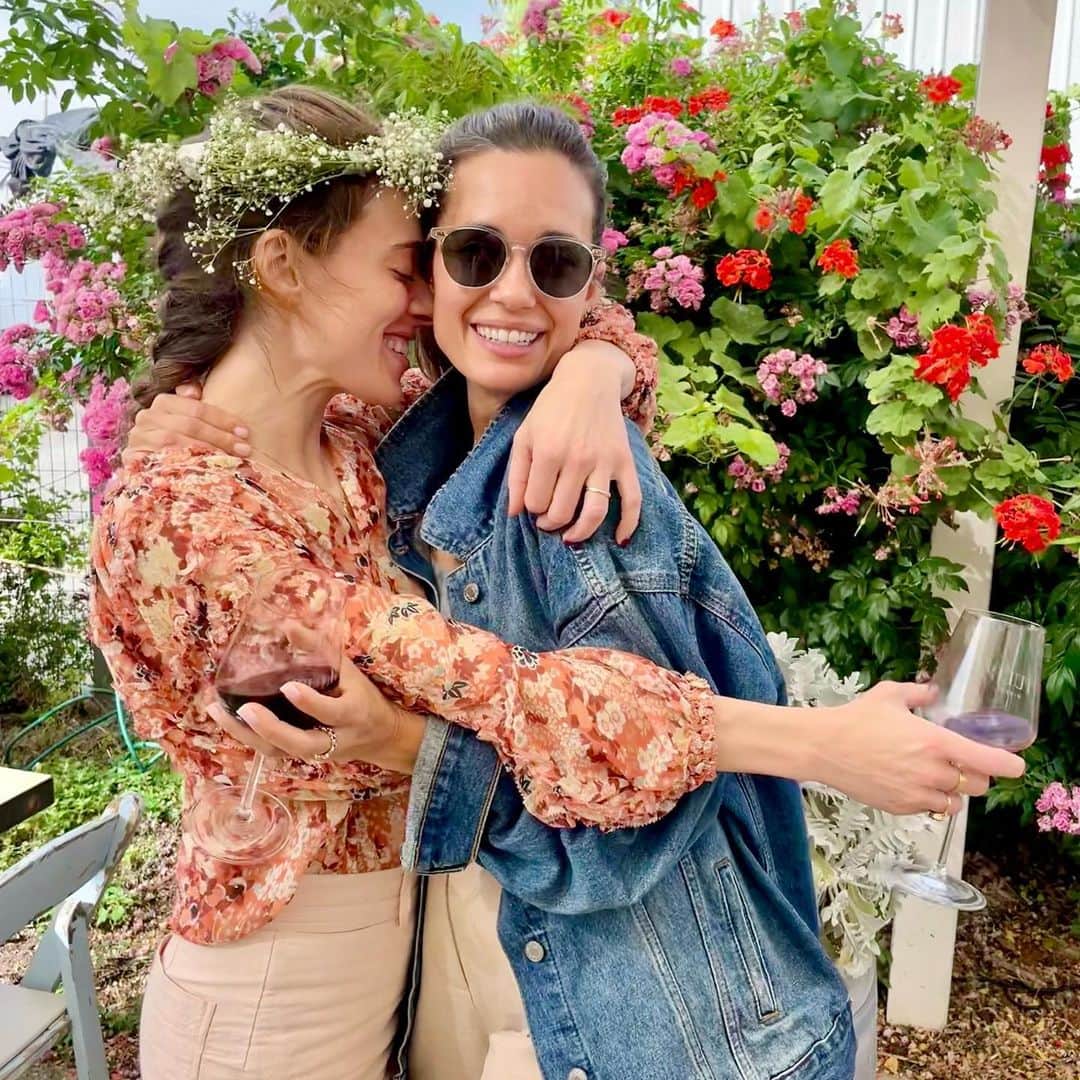 のインスタグラム：「Crossover in Israel! 🇮🇱 The incredible season finale of #CPD air tonight! @torreydevitto #israel #israelwinery #israeltravel #torinatrip #youknowyouwerewaitingforit #wearehavingsomuchfun #friendtrip #bestiegoals #torreydevitto #prettylittletrips @nbconechicago #chicagopd #burzek #yesyouwillgetburzek #alotofburzek #BURZEKARMYTUNEIN」