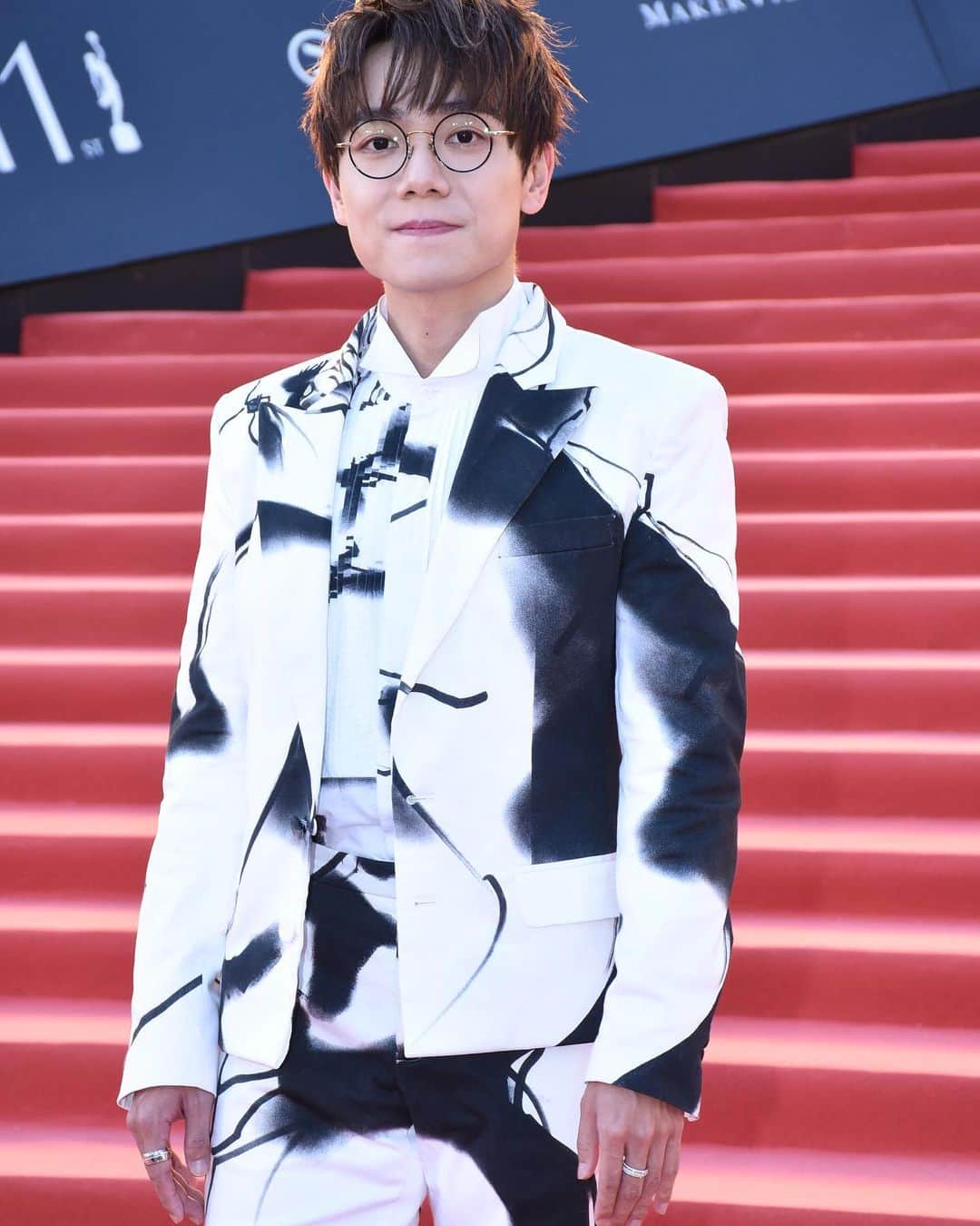 Moschinoのインスタグラム：「Get on his level. The ever-talented @terencelam0903 makes his mark at the 41st Hong Kong Film Awards in abstract tailoring from our latest collection.   Stylist: @charles_wghou   #Moschino #MoschinoMuses #41stHongKongFilmAwards」