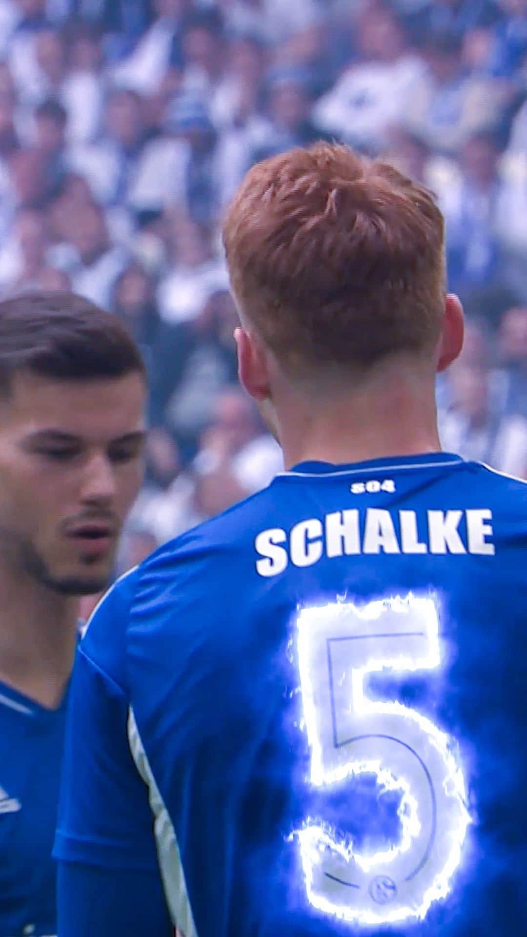 シャルケ04のインスタグラム：「🚨 When in danger, call VDB! 🚑💨 . . #ModayMotivation #Schalke #S04 #WirBleiben #Football #Soccer #Fußball #Futbol #Knappen #🔵⚪️」