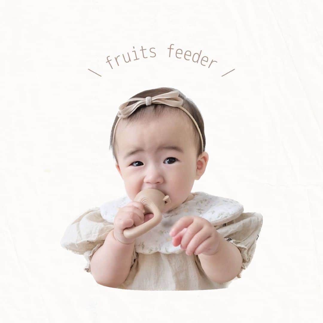 筒井萌子さんのインスタグラム写真 - (筒井萌子Instagram)「*  　@riikuru.official samaで 　fruits feederのモニターに選んで頂きました𓍯  　前々から気になっていたアイテム𓇥 　野菜や果物を刻んで入れるだけですごく便利ෆ 　自分で食べる力が身についたりカミカミの練習にも𖦊 　これに入れれば誤飲の心配も減るので安心⁂  　離乳食を始めてから毎日パクパクだったんですが 　最近急に口すら開けてくれず困ってて。 　フルーツフィーダーも嫌ー！ってするだろうと思ってたら 　めちゃくちゃ喜んでかぶりついてましたꕀ  　お煎餅は喜んで食べるのできっと自分で食べたい 　という気持ちが強いんだろうなぁ𖠋𐀪  　中身はバナナ🍌にしてみたんだけど 　おかわりまでしてあっという間に完食𓅯 ⸒⸒ 　このタイミングでフルーツフィーダーと出会えて 　よかったぁ♡(わたしがꉂꉂ)  　無理矢理あげるより食べる楽しさを感じて欲しい 　と思っているのでフルーツフィーダーを使って 　お野菜や果物色んなものをあげたい思います𓅹  　この度は素敵な機会をありがとうございました𐂂  　┈┈┈┈┈┈┈ ❁ ❁ ❁ ┈┈┈┈┈┈┈┈  　#サイベックス #サイベックスメリオ #baby 　#プレママ #出産準備 #生後3ヶ月 #両親学級　 　#プレママ教室 #baby #令和4年ベビー　 　#第一子 #秋生まれベビー #9月生まれ 　#育児日記 #子育て日記 #令和4年ベビー　 　#出産準備 #出産祝い #親子モデル #赤ちゃんモデル 　#ニューボーンフォト #newbornphotography  　#お食い初め #生後100日 #女の子ベビー 　#離乳食 #離乳食準備 #離乳食準備グッズ 　#フルーツフィーダー #fruitsfeeder  　#離乳食初期 #りいくる」5月24日 23時40分 - tsutsui.moeko.o