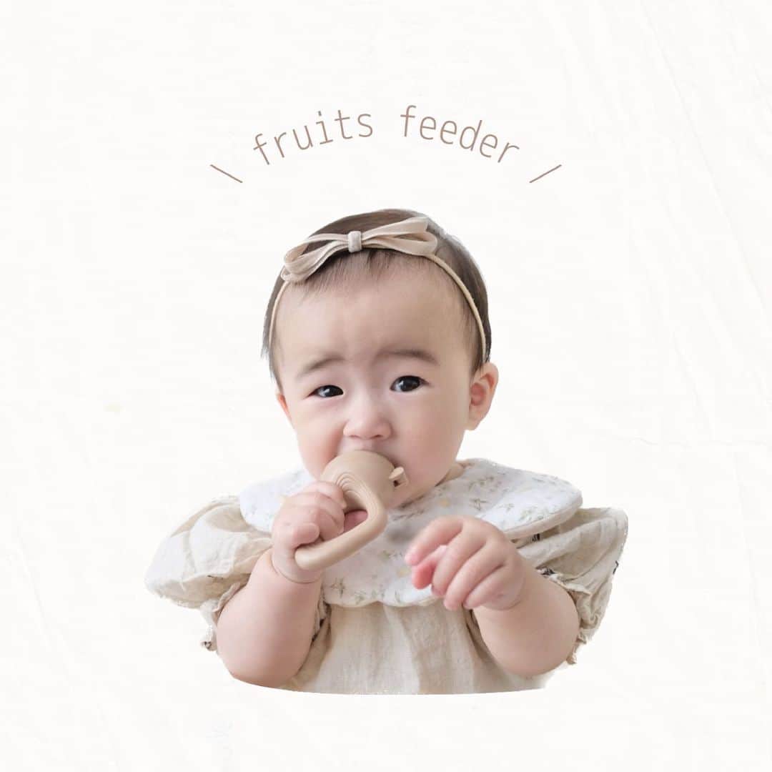筒井萌子のインスタグラム：「*  　@riikuru.official samaで 　fruits feederのモニターに選んで頂きました𓍯  　前々から気になっていたアイテム𓇥 　野菜や果物を刻んで入れるだけですごく便利ෆ 　自分で食べる力が身についたりカミカミの練習にも𖦊 　これに入れれば誤飲の心配も減るので安心⁂  　離乳食を始めてから毎日パクパクだったんですが 　最近急に口すら開けてくれず困ってて。 　フルーツフィーダーも嫌ー！ってするだろうと思ってたら 　めちゃくちゃ喜んでかぶりついてましたꕀ  　お煎餅は喜んで食べるのできっと自分で食べたい 　という気持ちが強いんだろうなぁ𖠋𐀪  　中身はバナナ🍌にしてみたんだけど 　おかわりまでしてあっという間に完食𓅯 ⸒⸒ 　このタイミングでフルーツフィーダーと出会えて 　よかったぁ♡(わたしがꉂꉂ)  　無理矢理あげるより食べる楽しさを感じて欲しい 　と思っているのでフルーツフィーダーを使って 　お野菜や果物色んなものをあげたい思います𓅹  　この度は素敵な機会をありがとうございました𐂂  　┈┈┈┈┈┈┈ ❁ ❁ ❁ ┈┈┈┈┈┈┈┈  　#サイベックス #サイベックスメリオ #baby 　#プレママ #出産準備 #生後3ヶ月 #両親学級　 　#プレママ教室 #baby #令和4年ベビー　 　#第一子 #秋生まれベビー #9月生まれ 　#育児日記 #子育て日記 #令和4年ベビー　 　#出産準備 #出産祝い #親子モデル #赤ちゃんモデル 　#ニューボーンフォト #newbornphotography  　#お食い初め #生後100日 #女の子ベビー 　#離乳食 #離乳食準備 #離乳食準備グッズ 　#フルーツフィーダー #fruitsfeeder  　#離乳食初期 #りいくる」