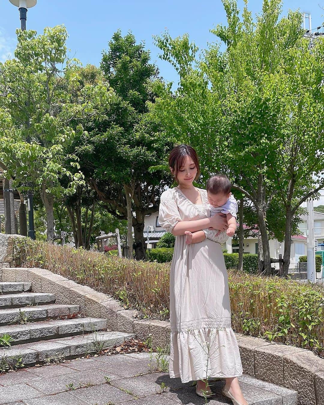 太田莉加のインスタグラム：「・ ・ 赤ちゃんのいる生活は いかに楽で可愛いかを基準に 服選んでる👗💕  そしてコーディネート苦手だから ワンピ率高い。笑  授乳しやすくて楽ちんで可愛い @tothesea_hawaii の ウエストシャーリングワンピ🩵‪  3色あってめちゃくちゃ悩んだ🥺 使いやすいベージュにしたよ✨   #totheseahawaii  #赤ちゃんのいる生活  #ママコーデ #授乳コーデ  #妊婦コーデ」