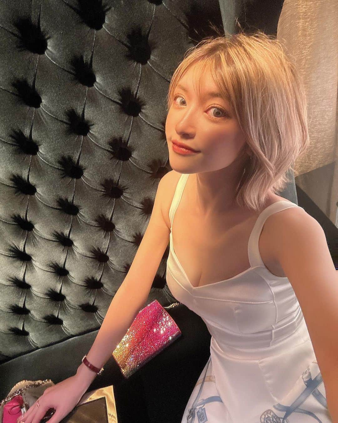 のインスタグラム：「. A New Dress #👗   White suites me better than black🤍  白と黒で迷ったので、お店の皆んなにアンケート取って周りました📝暇人 白で正解なようです🐏  @aidmaxgirlsstyle_dress」