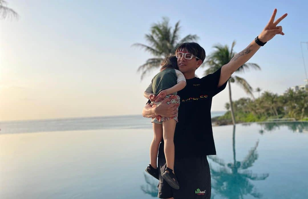 眞鍋さゆりさんのインスタグラム写真 - (眞鍋さゆりInstagram)「Happy Birthday My husband 🎂  バースデー旅行にきたさぁぁぁ 沖縄中のハブ酒飲み干して帰るさぁぁ」5月24日 23時45分 - sayurimanabe0223