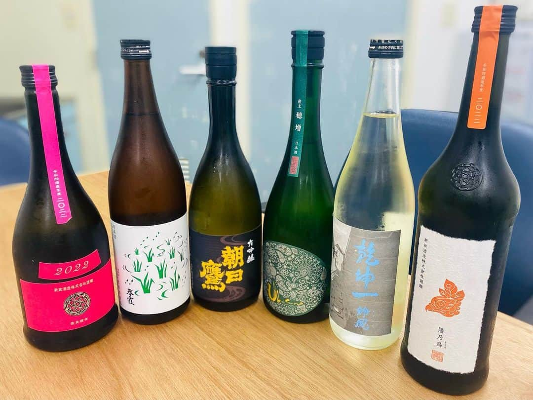 片桐千晶のインスタグラム：「⁑ 日本酒と麻雀を楽しむ会。 3位＆チップ賞〜🙌✨ まずまず！  朝日鷹の“純米大吟醸”は初めて。 ジューシーな甘さのってる〜 うま！  #日本酒 #新政 #春霞 #乾坤一 #産土 #朝日鷹」